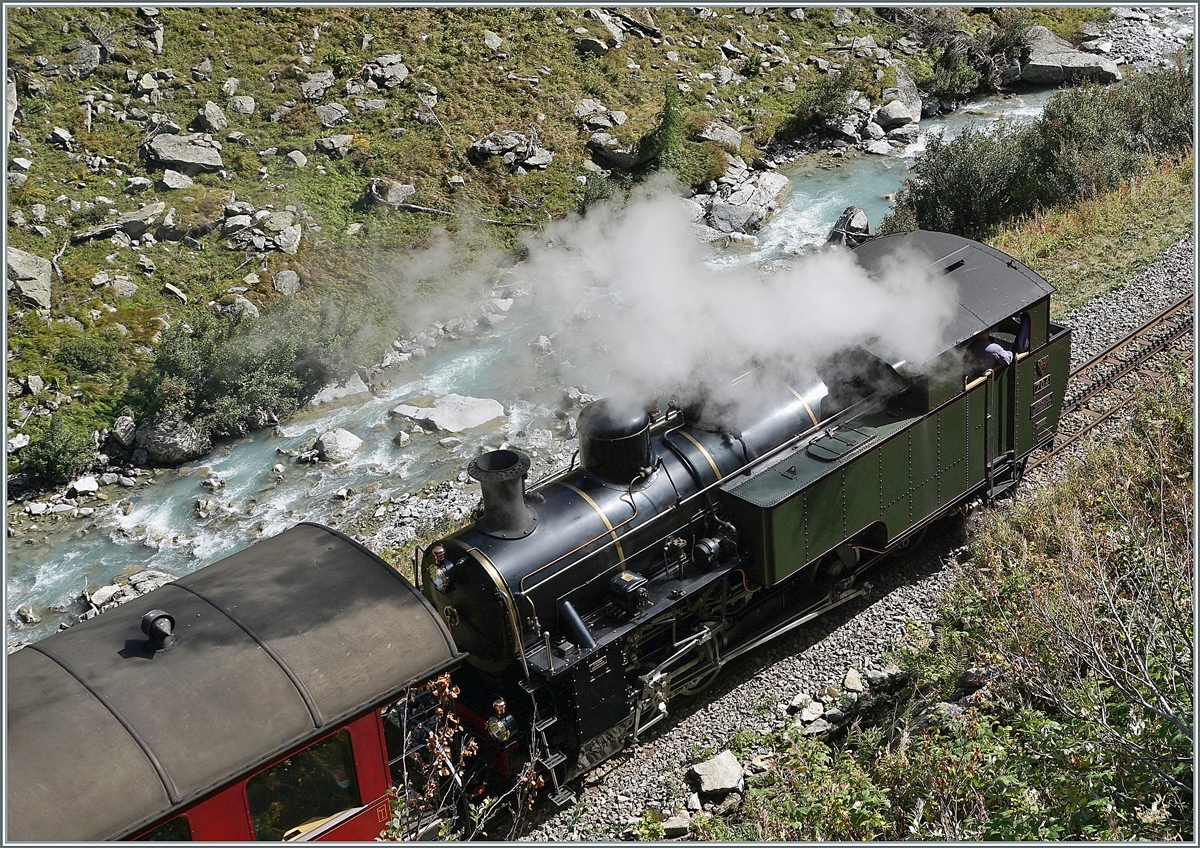 Die HG 4/4 704 dampft kurz nach Gletsch mit ihrem Zug der noch jungne Rhone entlang in Richtung Oberwald. 

30. September 2021

