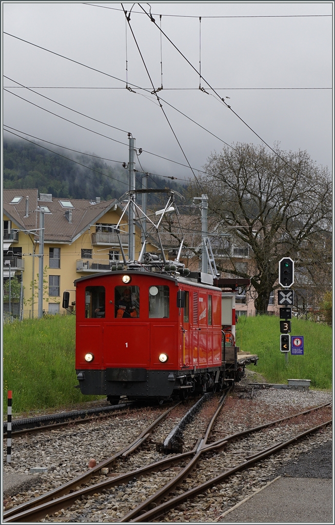 Die HGe 2/2 N° 1 fährt mit einem Diestzug zu Behebung einer Fahrleitungstörung Richtung Les Pléiades.
1. Mai 2016