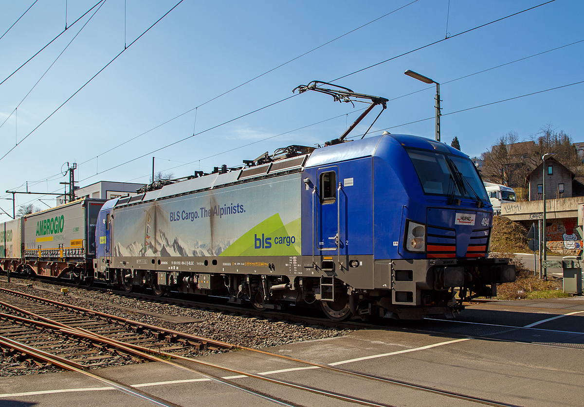 Die HUPAC bzw. BLS Cargo 494 - 193 494 (91 80 6193 494-2 D-BLSC) fährt am 24.03.2021 mit einem KLV-Zug, auf der Siegstrecke durch Niederschelden in Richtung Siegen.

Die Siemens Vectron MS wurde 2018 von Siemens Mobilitiy in München-Allach unter der Fabriknummer 22307 gebaut und an die HUPAC SA. geliefert. Die Lok wurde bei der BLS Cargo eingestellt und/oder vermietet. Sie hat die Zulassungen für Deutschland, Österreich, Schweiz, Italien und die Niederlande (D, A, CH, I, NL). Die Vectron MS  hat eine Leistung von 6,4 MW und eine Höchstgeschwindigkeit von 160 km/h.
