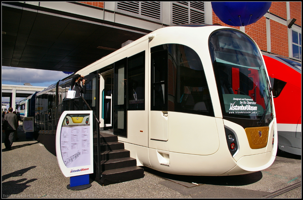 Die  Istanbul Tram  des Herstellers und Betreibers Istanbul Ulasim. Eingesetzt wird die Tram auf der Istanbuler Strecke T4 - InnoTrans Berlin 2014 - Das Fahrzeug kann bis zu einer 4-fach Konfiguration gekoppelt werden.

Technische Daten: Spurbreite 1435 mm, L�nge �ber Kupplung 25.6 m, Breite 3.54 m, Innenraumh�he 2.27 m, Gangbreite 1.51 m, 4 T�ren pro Seite, T�renabmessungen H�hexBreite 2 m x 1.4 m, Passagiere 47 (174 gesamt), Geschwindigkeit 80 km/h, 2 angetriebene Drehgestelle, 1 Mitteldrehgestell, 3-Phasen-Asynchronmotor mit regenerativer R�ckspeisung, Leistung 4 x 120 kW. 

Weitere Infos zu Istanbul Ulasim bei Wikipedia:
http://de.wikipedia.org/w/index.php?title=%C4%B0stanbul_Ula%C5%9F%C4%B1m&oldid=132622641