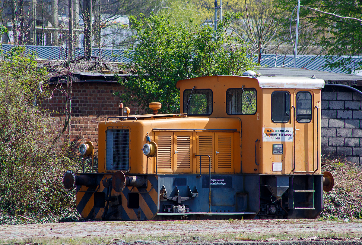 
Die Jung 13692 eine Jung RK 8 B, steht am 11.04.2016 beim Bahnhof Bonn-Beuel.

Die Lok wurde 1964 von Arnold Jung Lokomotivfabrik GmbH in Jungenthal bei Kirchen a. d. Sieg unter der Fabriknummer 13692 gebaut und an die Kali-Chemie AG, Werk Brunsbüttelkoog als M 2 geliefert. Im Jahre 1983 ging sie zum Werk Bad Hönningen (später Solvay Deutschland GmbH, Werk Bad Hönningen), bis sie 2006 an die W. Schollmeyer KG in Sankt Augustin-Menden ging. Seit 2013 ist sie wohl nun in Bonn-Beuel.

Technische Daten:
Achsformel:  B
Spurweite:  1.435 mm (Normalspur)
Länge über Puffer:  5.770 mm
Dienstmasse:  15 t
Installierte Leistung:  58,84 kW (80 PS)
Leistungsübertragung:  hydraulisch, Antrieb der Achsen mit Kette