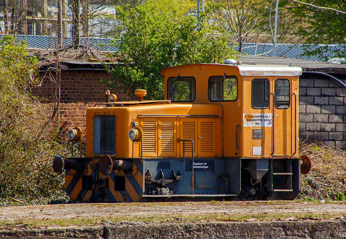 Die Jung 13692 eine Jung RK 8 B, steht am 11.04.2016 beim Bahnhof Bonn-Beuel.

Die Lok wurde 1964 von Arnold Jung Lokomotivfabrik GmbH in Jungenthal bei Kirchen a. d. Sieg unter der Fabriknummer 13692 gebaut und an die Kali-Chemie AG, Werk Brunsbüttelkoog als M 2 geliefert. Im Jahre 1983 ging sie zum Werk Bad Hönningen (später Solvay Deutschland GmbH, Werk Bad Hönningen), bis sie 2006 an die W. Schollmeyer KG in Sankt Augustin-Menden ging. Seit 2013 ist sie wohl nun in Bonn-Beuel.

Die Jung RK 8 B ist eine Diesellokomotive, die von der Arnold Jung Lokomotivfabrik in Kirchen (Sieg) von der mindestens sechzehn Exemplaren gebaut wurde. Sie war vor allem für den Rangiereinsatz im Werksdienst vorgesehen.

Die Typenbezeichnung beschreibt die wesentlichen Merkmale der Lokomotive: Die ersten beiden Großbuchstaben gaben die Bauart der Maschine sowie die Art der Kraftübertragung an. Die nachfolgende Ziffer beschreibt mit Zehn multipliziert die Leistung in PS, der nachfolgende Großbuchstabe beschreibt die Achsfolge. 

R = Regelspurlokomotive (Normalspur)
K = Kettenantrieb
8 = 80 PS
B = Achsfolge B

Es handelt sich also somit um eine Regelspurlokomotive mit Kettenantrieb der Achsen vom (hydraulischen) Getriebe, einer Motorleistung von 80 PS und der Achsfolge B, also zwei angetriebenen Achsen. Dieses Bezeichnungsschema ist typisch für die Lokomotiven der dritten und vierten Generation von Jung-Diesellokomotiven. 
Die RK 8 B ist die leistungsschwächste von insgesamt fünf B-gekuppelten Lokomotivbauarten der dritten Generation.

TECHNISCHE DATEN:
Achsformel:  B
Spurweite:  1.435 mm (Normalspur)
Länge über Puffer:  5.770 mm
Dienstmasse:  15 t
Installierte Leistung:  58,84 kW (80 PS)
Leistungsübertragung:  hydraulisch, Antrieb der Achsen mit Kette
