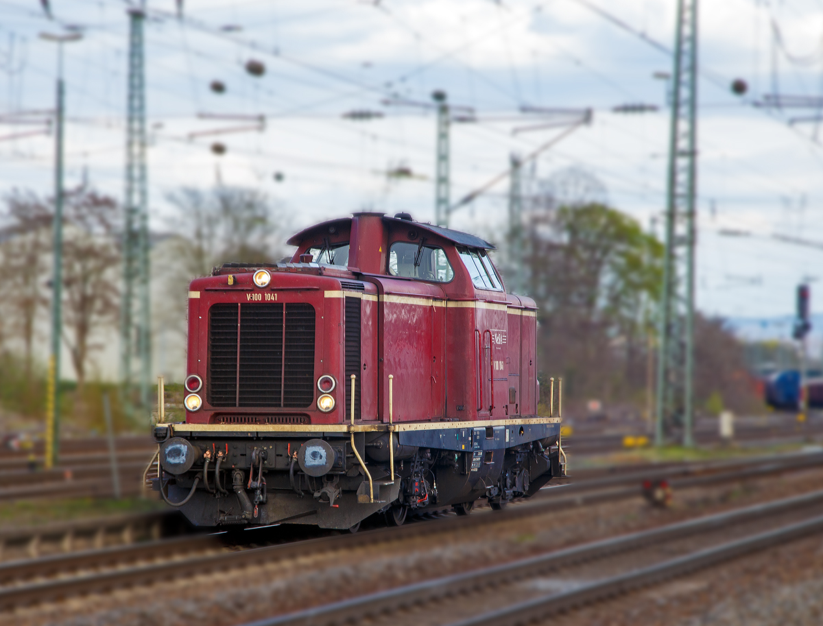 
Die Jung V 100 1041 (92 80 1211 041-9 D-NESA) der NeSa (Eisenbahn-Betriebsgesellschaft Neckar-Schwarzwald-Alb mbH, Rottweil), ex DB 211 041-9, fhrt an 09.04.2016 durch den Bahnhof Neuwied in Richtung Norden.  

Die V 100.10  wurde 1962 von Arnold Jung Lokomotivfabrik GmbH, Jungenthal, Kirchen a.d. Sieg unter der Fabriknummer 13315 gebaut und als V 100 1041 an die Deutsche Bundesbahn geliefert, zum 01.01.1968 erfolgte die Umzeichnung in DB 211 041-9, so fuhr sie bis zur Ausmusterung im Februar 2000 und sie ging dann zur NeSA - Eisenbahn-Betriebsgesellschaft Neckar-Schwarzwald-Alb mbH. 

Da mein Belichtungszeit nicht ganz stimmte, habe ich hier etwas mitgezogen und das Bild etwas anders bearbeitet.