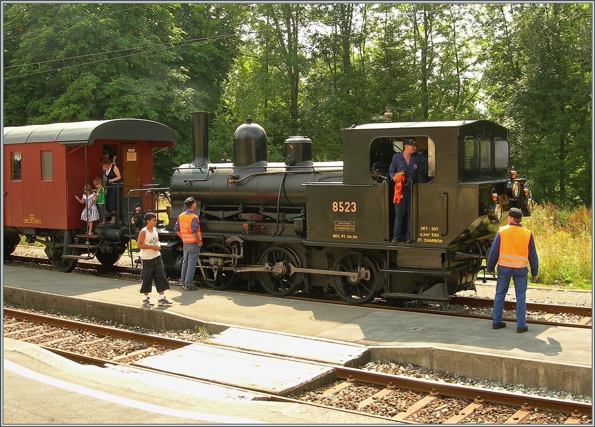 Die kleine E 3/3 8523 in Le Pont, leider mit Beiwerk und somit Tendenz zu  Motiv verdeckt 
23. Juli 2006