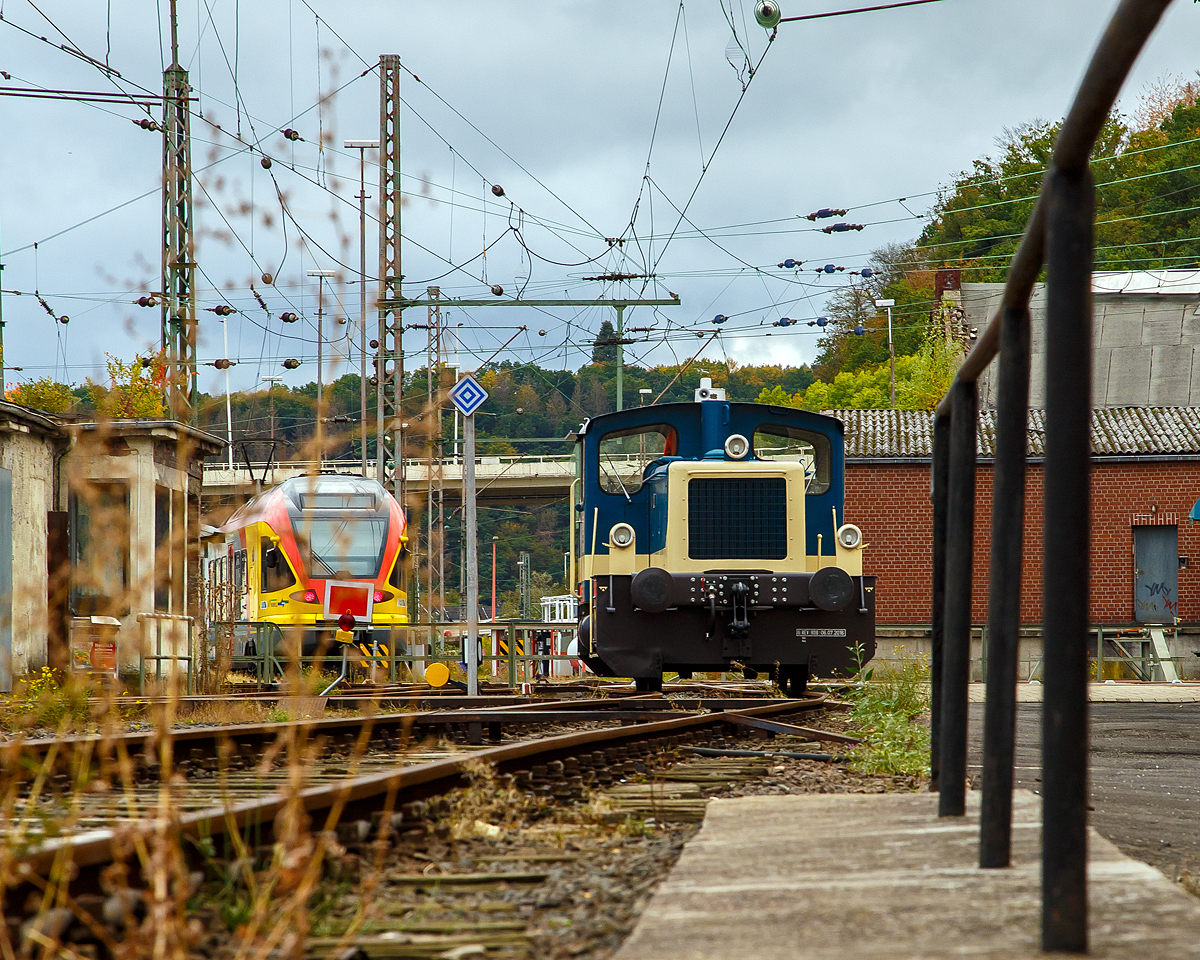 
Die Köf III mit Kette 332 090-0 (98 80 3332 090-0 D-RDB), ex  Mittelweserbahn GmbH - MWB V 249, ex DB 332 090-0, ex DB Köf 11 090, steht am 05.10.2020 beim Südwestfälischen Eisenbahnmuseum in Siegen. 

Die Köf der Leistungsgruppe III wurde 1963 bei O&K unter Fabriknummer  26328 gebaut. Die Ausmusterung bei der DB erfolgte 1999 und 2000 ging sie an die MWB - Mittelweserbahn GmbH wo sie als V 249 (98 80 3332 090-0 D-MWB) geführt wurde. 2010 ging sie an das SEM Siegen - Südwestfälisches Eisenbahnmuseum IG Historischer Lokschuppen Siegen e. V. in Siegen. Registriert ist sie von Rail-Design Bäcker unter 98 80 3332 090-0 D-RDB.