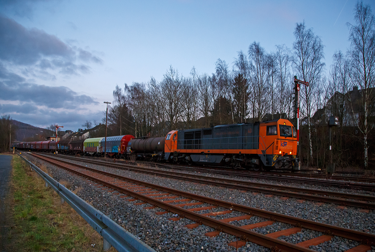 Die KSW 43 (92 80 1273 018-2 D-KSW) der KSW (Kreisbahn Siegen-Wittgenstein), verlässt am 28.01.2022 mit einem langen Übergabezug den KSW Rbf Herdorf (Betriebsstätte Freien Grunder Eisenbahn - NE 447), und fährt via Betzdorf (Sieg) nach Kreuztal. 

Nachmals einen lieben Gruß an den netten Lokführer zurück.

Die Lok 43 der KSW ist eine asymmetrische MaK G 2000 BB. Sie wurde 2002 bei Vossloh unter der Fabriknummer 1001327 gebaut und hat einen Caterpillar Motor 3516 B-HD mit 2.240 kW Leistung, die Höchstgeschwindigkeit beträgt 120 km/h.
