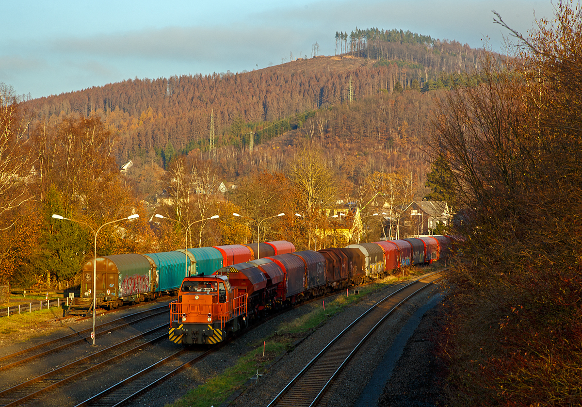 
Die KSW 45 (98 80 0276 016-9 D-KSW) eine MaK G 1204 BB der Kreisbahn Siegen-Wittgenstein steht am 27.11.2020, mit einem langen Übergabezug, in Herdorf auf der KSW-Infrastruktur  Freien Grunder Eisenbahn  (NE 447) zur Abfahrt bereit.

Es war ein beträchtlich langer Zug, aber trotzdem reicht alleine die Zugkraft der  MaK G 1204 BB mit einer Leistung von 1.120 kW (1.522 PS), da die Wagen alle leer sind. Die KSW bringt solche Wagenzüge (Übergabezüge) an Werktagen täglich (meist nachmittags) über Betzdorf (Sieg) zum DB Rbf Kreuztal. Dort werden dann wieder von der DB Cargo Züge für die einzelnen Bestimmungsorte zusammengestellt und abgefahren.  
