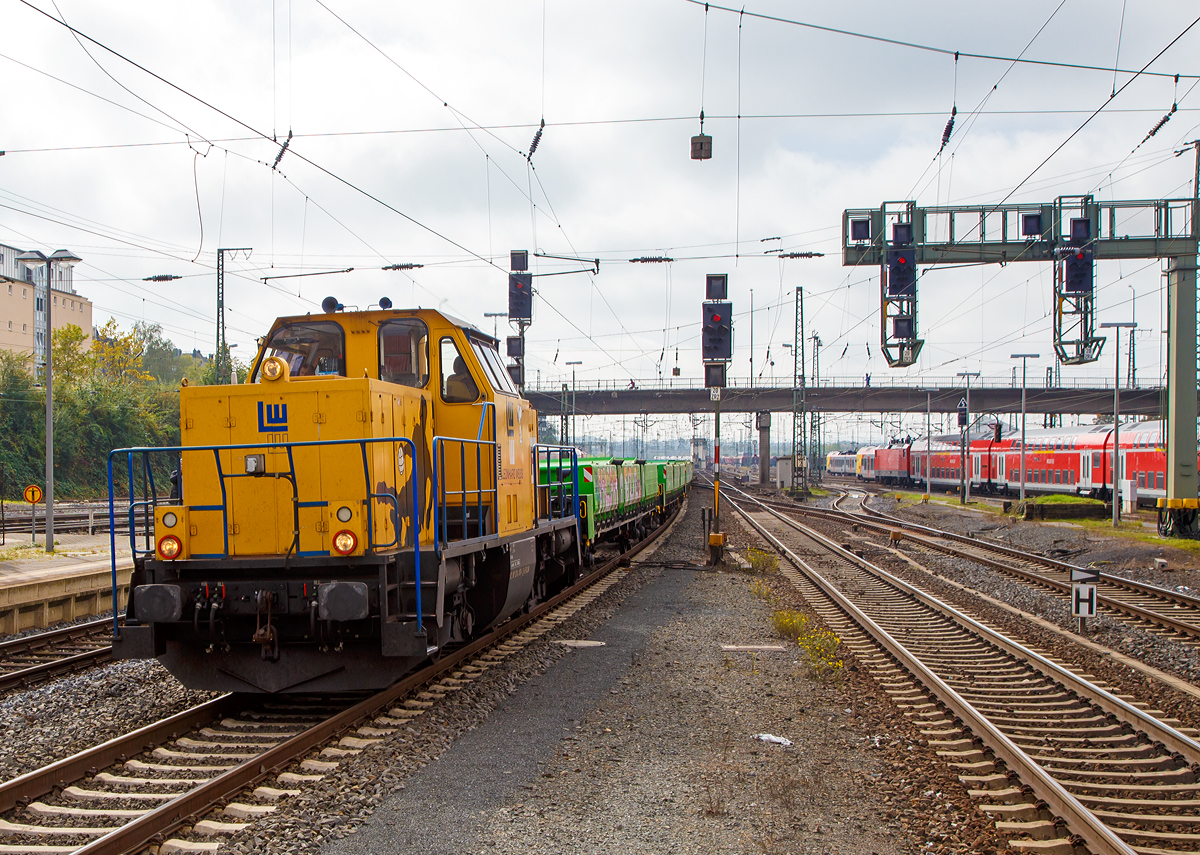 
Die LEONHARD WEISS 214 010-1 alias LW 88520 (92 80 1214 010-1 D-EVULW) mit einem Kippwagen-Zug (Gattung Fakks, Typ MK 45 DH) fhrt am 01.10.2017 durch Gieen in Richtung Marburg.

Die Spenderlok (eine V 100.20) wurde 1963 von Arnold Jung Lokomotivfabrik GmbH, Jungenthal bei Kirchen an der Sieg, unter der Fabriknummer 13664 gebaut und als V 100 2188 an die Deutsche Bundesbahn geliefert. Zum 01.01.1968 erfolgte dann die Umzeichnung in DB 212 188-7, als diese fuhr sie bis zur Ausmusterung im August 2001. Spter ging sie dann an ALSTOM Lokomotiven Service GmbH in Stendal. Im Jahr  2008 wurde sie dann von ALS und GLG gem Umbaukonzept BR 214 in die heutige 214 010-1 umgebaut und an die LW - Leonhard Weiss GmbH & Co. KG in Gppingen verkauft.

Die Modernisierung der in Szenekreisen aufgrund der eckigen Formen als  Lego-Lok  bezeichneten Maschinen umfasst:
Einbau eines neuen, leistungsstarken Dieselmotors (Caterpillar V-8- Dieselmotor, vom Typ CAT 3508 B SC) mit zugehriger Luftansaugung und Abgasanlage mit Partikelfilter
Einbau eines umgebauten und grundberholten Strmungsgetriebes
Einbau einer neuen Khlanlage
Einbau einer Hydrostatikanlage fr den Antrieb des Khlerlfters und des Luftverdichters
Ersatz des Heizdampfkessels durch eine Vorwrmanlage
Einbau einer modernen Drucklufterzeugungsanlage mit Lufttrockner
Einbau einer modernen Druckluftbremsanlage
Umstellung der Bordelektrik von 110 V DC auf 24 V DC
Einbau einer elektronischen Loksteuerung und -berwachung (SPS Schneider Selectron) und optionaler Funkfernsteuerung
Einbau einer optionalen Zugsicherungsanlage I 60 R
Einbau einer optionalen Zugfunkanlage
Neubau des Fhrerhauses nach ergonomischen und designerischen Gesichtspunkten mit hohem Lrm- und Brandschutzniveau

Bisher wurden 36 Fahrzeuge umgebaut. Die DB bezeichnet die von ihr angemieteten Loks als Baureihe 262 (als Baureihe 214 bzw. 714 wurden ja bereits die Lokomotiven der Tunnelrettungszge bezeichnet).

TECHNISCHE DATEN:
Spurweite: 1.435 mm (Normalspur)
Achsfolge:  B´B´
Lnge ber Puffer: 12.300 mm (12.500 ber Rangierkupplung)
Drehzapfenabstand: 6.000 mm
Drehgestellachsstand: 2.200 mm
Grte Hhe ber SOK: 4.260 mm
Breite: 3.100 mm
Treibraddurchmesser:  950 mm (neu) / 870 mm (abgenutzt)
abgenutzt
Dienstgewicht: 61 t
Hchstgeschwindigkeit: 100 km/h / Rangiergang 60 km/h
Motor: Caterpillar V-8-Viertakt-Dieselmotor mit Turboaufladung und Ladeluftkhlung, vom Typ CAT 3508 B SC
Motorhubraum:  34,5 l (Bohrung 170 mm x Hub 190 mm)
Motorgewicht: ca. 4.300 kg
Motornenndrehzahl : 1.800/min
Motorleistung:  970 kW
Antriebsleistung:  957 kW
Max. Anfahrzugkraft: 177 kN
kleinster befahrbarer Gleisbogen: 100 m
Bremse: KE-GP-mZ
Kraftstoffvorrat: 2.700 Liter