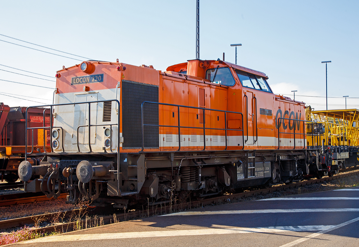 
Die LOCON 220 (92 80 1203 614-3 D-LOCON) der LOCON Logistik & Consulting AG abgestellt am 15.10.2017 beim ICE-Bahnhof Montabaur.

Lebenslauf der V 100.1:
1973 von LEW (VEB Lokomotivbau Elektrotechnische Werke „Hans Beimler“ Hennigsdorf) unter der Fabriknummer 13933 gebaut und als 110 615-2 an die DR geliefert.

1985 Umbau und Umzeichnung in  DR 112 615-0

01.01.1992 Umzeichnung in  DR 202 615-1

01.01.1994 Umzeichnung in  DB 202 615-1

November 1999 an Savezna Republika Jugoslavija (Bundesrepublik Jugoslawien), später Republika Srbija (Republik Serbien) - Provinz Kosovo  als 202 615-1

Im Sommer 2007 kam sie wieder nach Deutschland und wurde von ALSTOM Lokomotiven Service GmbH in Stendal gemäß dem Umbaukonzept  BR 203.1  in die heutige 203 614-3 umgebaut. 

2011 ging die Lok an die Locon
