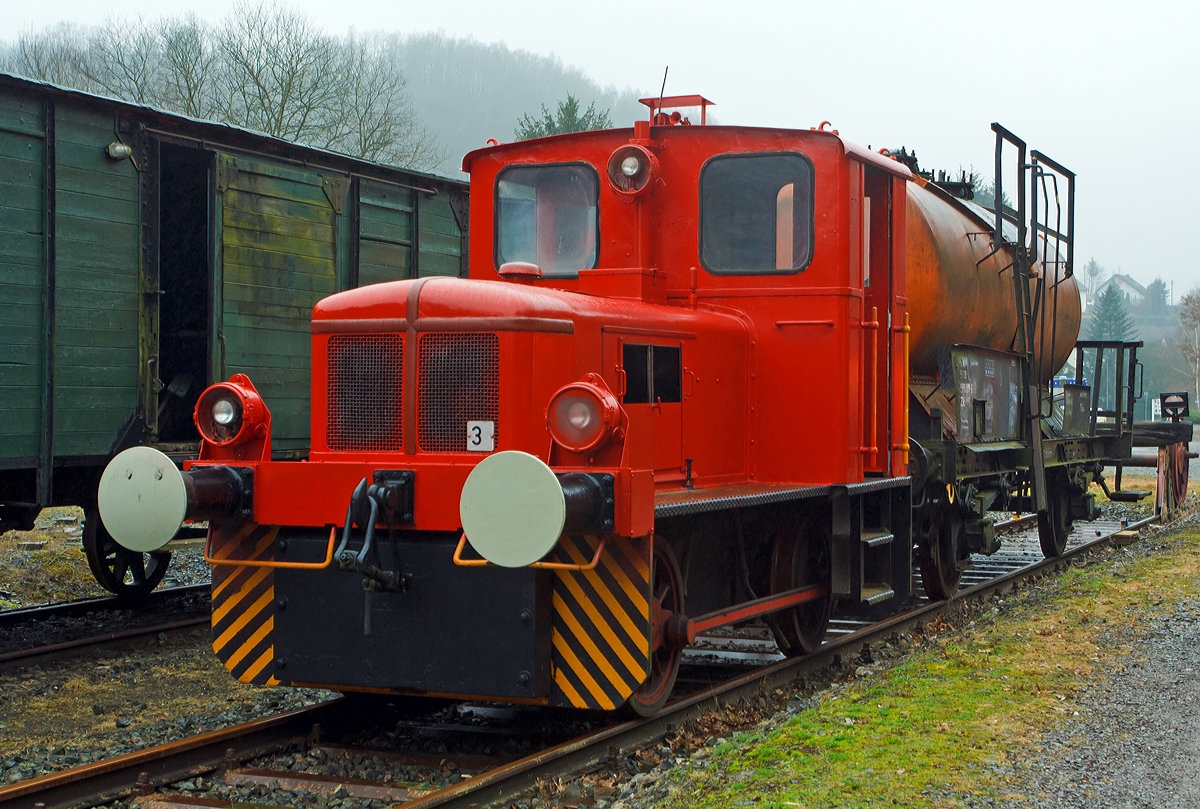 
Die Lok 3 der IG Asdorftalbahn am 10.03.2012 in Niederfischbach beim ehem. Bahnhof, hier sind noch 450 m Gleis vorhanden (Insel). 

Die Lok ist eine Deutz  Typ  KS 55 B  sie wurde 1958 unter der Fabriknummer  56858  für die Steuler Industriewerke in Höhr-Grenzhausen gebaut. 

TECHNISCHE DATEN:
Spurweite: 1.435 mm
Achsfolge: B-dm
Länge über Puffer: 5.730 mm
Achsstand: 2.500 mm
größte Breite: 2.538 mm
größte Höhe über Schienenoberkante: 3.017 mm
Dienstgewicht: 14.000 kg
Achslast: 7 t
MOTOR:
Motorart: luftgekühlter 4-Zylinder-Viertakt-Diesel-Reihenmotor
Motortyp: Deutz A4L 514
Bohrung/Hub: 110mm / 140 mm 
Hubraum: 5.322 cm3 (5,322 l)
Leistung: 55 PS
Motordrehzahl: 1.500 1-min
Getriebe: Deutz Viergang mechanisch (Zahnrad)
Höchstgeschwindigkeit: 14,5 km/h
gebaute Stückzahl: 70