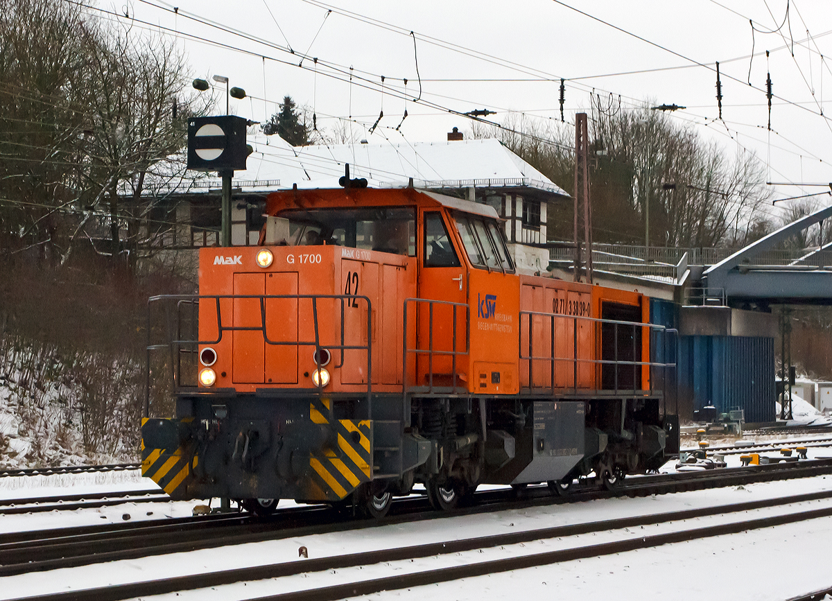 
Die Lok 42 (92 80 1277 902-3 D-KSW) der KSW (Kreisbahn Siegen-Wittgenstein) eine MaK 1700 BB rangiert am 29.12.2014 in Kreuztal, um gleich die Heimreise nach Siegen an treten zu können.