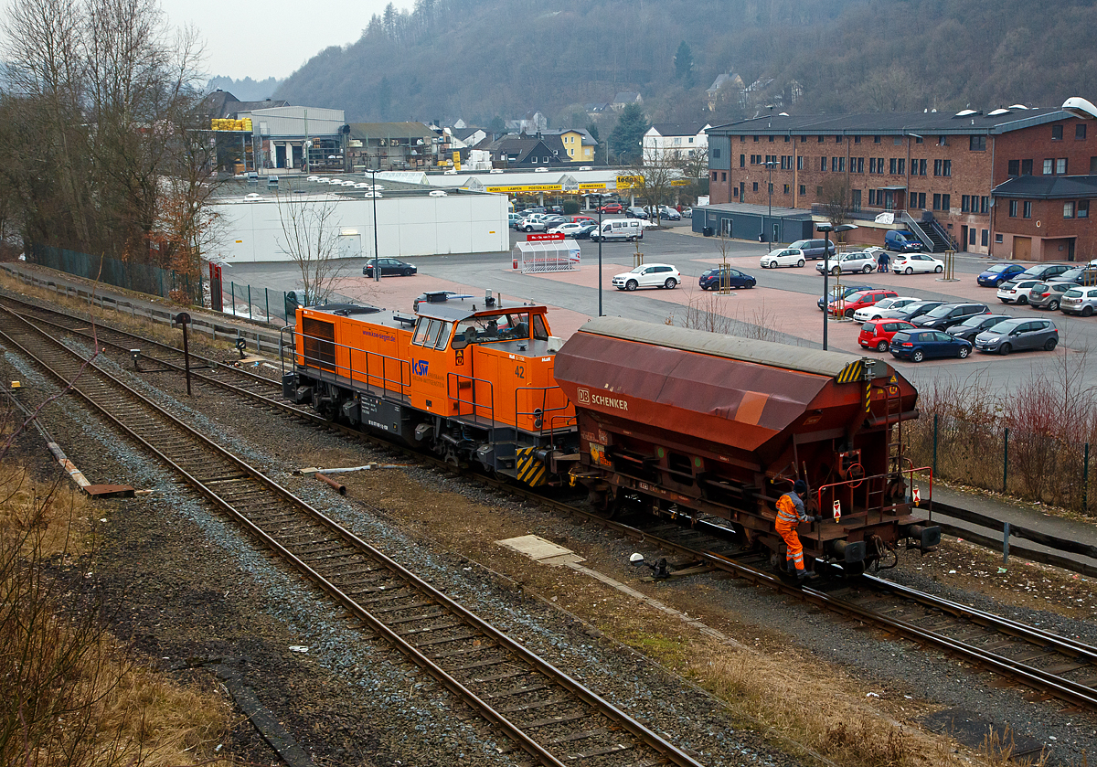 Die Lok 42 (92 80 1277 902-3 D-KSW) der Kreisbahn Siegen-Wittgenstein (KSW), eine Vossloh MaK G 1700 BB, drück am 10.02.2017 einem zweiachsigen gedeckten Schüttgutwagen mit dosierbarer Schwerkraftentladung der Gattung Tds 937 für Ammoniumnitrat, auf den KSW Rbf Herdorf (Betriebsstätte Freien Grunder Eisenbahn - NE 447).