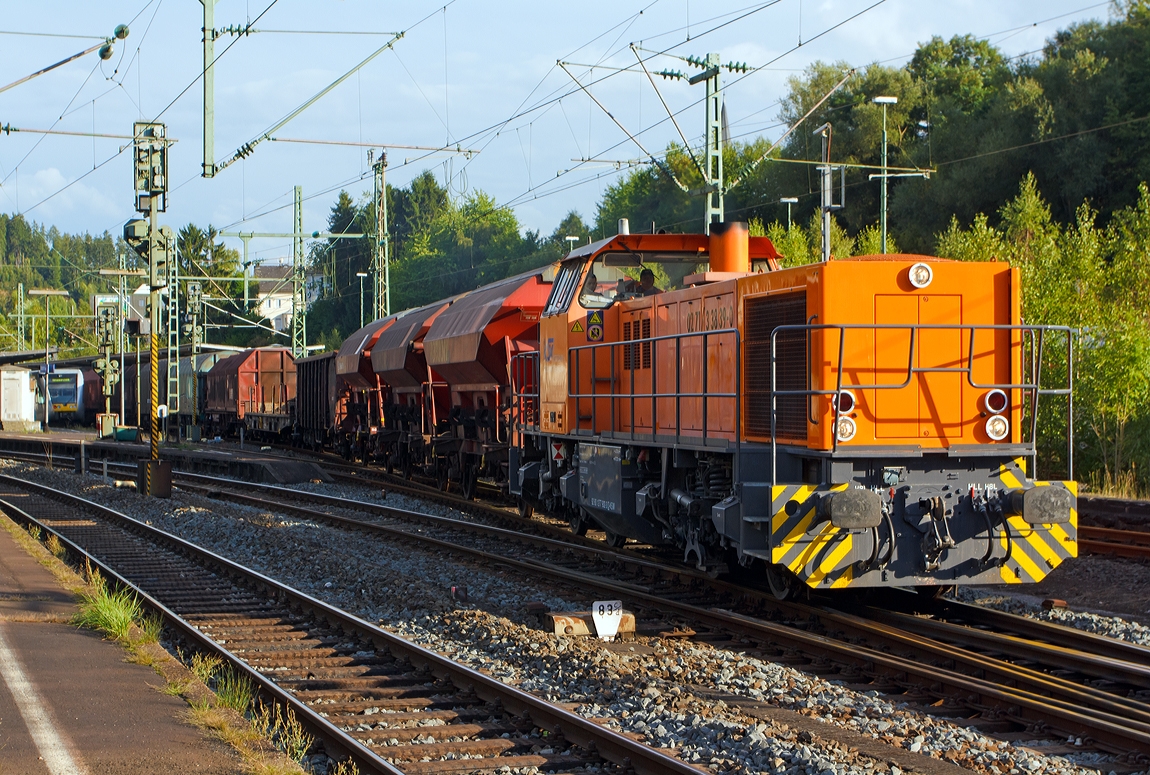 Die Lok 42 (eine MaK 1700 BB) der KSW (Kreisbahn Siegen-Wittgenstein) kommt mit ihrem Gterzug, ber die KBS 462 (Hellertalbahn), von Herdorf nach Betzdorf (Sieg). Hier setzt sie dann um, um spter den Gterzug ber Siegen nach Keuztal zu bringen.

Die Lok wurde 2001 von Vossloh unter der Fabriknummer 1001108 gebaut, sie tgt die NVR-Nummer92 80 1277 902-3 D-KSW. 