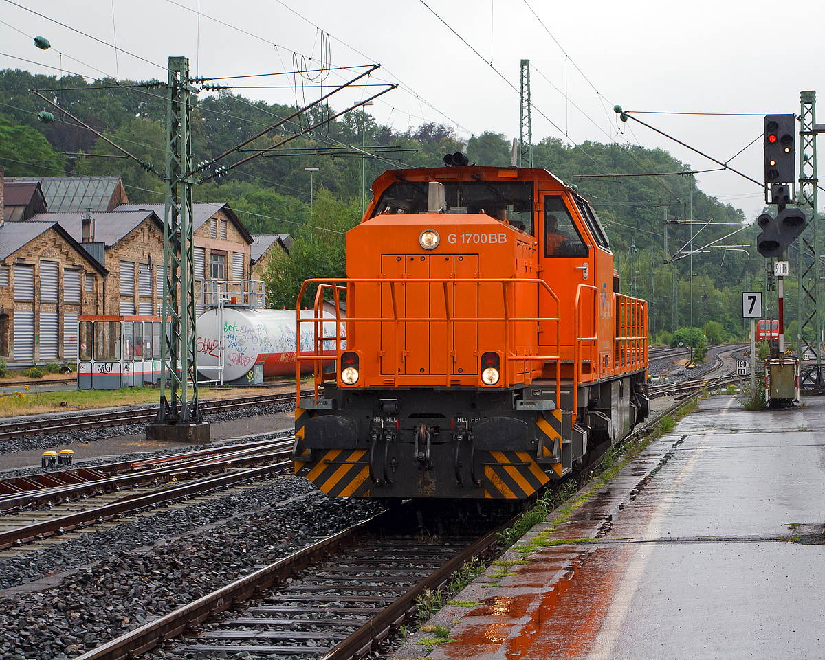 
Die Lok 46  (277 807-4) der Kreisbahn Siegen-Wittgenstein (KSW) rangiert am 08.07.2014 im Bahnhof Betzdorf/Sieg, hier holt sie einen Coilgüterzug ab.

Die Vossloh G 1700-2 BB (eingestellt als 92 80 1277 807-4 D-KSW) wurde 2008 unter der Fabrik-Nr. 5001680 gebaut.