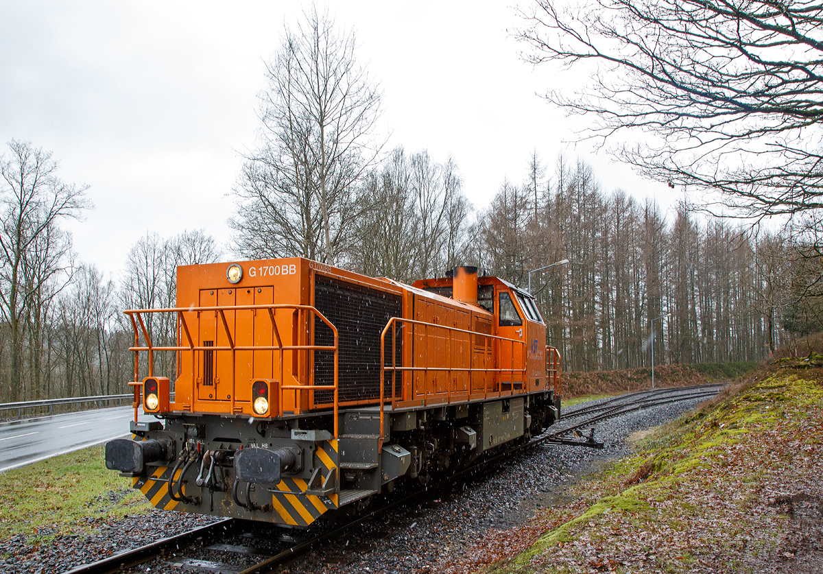 Die Lok 46 (92 80 1277 807-4 D-KSW) der Kreisbahn Siegen-Wittgenstein (KSW) steht am 15.02.2016, bei leichtem Schneefall, auf dem  Pfannenberg (Neunkirchen-Salchendorf) wieder zur Talfahrt bereit. Zuvor hatte sie einen Coilzug hinauf gebracht.