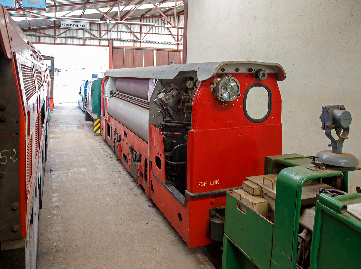 Die Lok 70 der FGF (Feld- und Grubenbahnmuseum Fortuna) eine Arn. Jung Pz 45 am 10.04.2016 im Feld- und Grubenbahnmuseum Fortuna in Solms-Oberbiel

Die ersten mit Druckluft angetriebenen Schienenfahrzeuge waren die Triebwagen der Straenbahn von Nantes, die ab 1879 zum Einsatz kamen. Konstrukteur dieser Fahrzeuge war der Franzose Louis Mkarski (1843-1923), der bis zur Jahrhundertwende noch weiter Straenbahnen mit Druckluft-Triebwagen in Frankreich erbaute. Kurze Zeit spter setzte sich jedoch bei Straenbahnen die elektrische Traktion durch.

Gegen Ende des 19. Jahrhunderts kamen untertage die ersten mit Druckluft betriebenen Lokomotiven beim Bau groer Alpentunnel zum Einsatz (Gotthard, Simplon). Ihre wichtigste Anwendung fand diese Antriebsart aber nach 1900 in der Streckenfrderung von Steinkohlegruben. Wegen der hier aus den Kohleflzen austretenden explosiven Gase ( schlagende Wetter  genannt) hatten diese Lokomotiven gegenber Diesel- und Elektroloks den Vorteil, dass bauartbedingt keine Funkenbildung auftreten kann. Sie besitzen den Vorteil, da sie die Grubenwetter nicht verschlechtern. Die expandierende (sich ausdehnende) Druckluft khlt sogar die Wetter. Die Loks sind einfach gebaut und leicht zu bedienen.

Die ersten Druckluftlokomotiven arbeiteten alle nach dem Prinzip der Dampflokomotive: Die in den Behltern mit 175 bar (spter 200 bar) gespeicherte Luft wurde auf etwa 20 bar reduziert und strmte dann in die Zylinder ein. ber Stangen wurde die Kraft auf die Laufachsen bertragen. Die Druckluft selbst wurde meist bertage von speziellen dreistufigen Hochdruck-Kompressoren erzeugt und ber Rohrleitungen zu den  Zapfstellen  in der Grube gefhrt. Die Druckluftlokomotiven haben nur einen Aktionsradius von 5 - 11 km. Deshalb mssen in der Grube eine ausreichende Zahl Flleinrichtungen fr die Druckluftbehlter vorhanden sein.

Druckluftlokomotiven haben Leistungen von 20 - 50 PS. Sie werden nur noch verhltnismig selten eingesetzt.

Ein wichtiger Hersteller von Druckluftlokomotiven fr den Bergbau war die Lokomotivfabrik Arnold Jung in Jungenthal bei Kirchen (Sieg). Hier wird ein Beispiel aus der Produktion dieses Unternehmens vorgestellt:

Jung Jungenthal entwickelte bereits in den 20er Jahren einen neuen Typ von Druckluftloks, dessen letzte Entwicklungsstufe die Lok 70 der FGF (Feld- und Grubenbahnmuseum Fortuna, Solms), eine Jung Pz 45 darstellt. Die von 200 bar auf 50 bar reduzierte Druckluft strmt hier in einen Vierzylindermotor ein, der in seinem Aufbau einem Kfz-Motor entspricht. Durch den mehr als verdoppelten Betriebsdruck ergibt sich ein hherer Wirkungsgrad und somit eine verbesserte Leistung. Die Pz 45 kann einen Kohlenzug von 80 Wagen (a' 2 t) mit einer Flaschenfllung etwa 4,5 km weit ziehen.
Nachdem in den letzten Jahrzehnten die Bewetterung der Gruben (= Einbringen von Frischluft) wesentlich verbessert werden konnte und man durch technische Manahmen schlagwettergeschtzte Akku- und Diesellokomotiven zu bauen in der Lage war, sind die letzten Druckluftloks im deutschen Steinkohlenbergbau in den 70er Jahren ausgemustert worden. Sie hatten ihren Sicherheitsvorsprung verloren, whrend die Betriebskosten im Vergleich mit den vorgenannten Antriebsarten etwa dreimal so hoch lagen (Druckluft ist die teuerste Energie in einem Unternehmen).
Die FGF Lok 70 wurde 1958 unter der Fabriknummer 12982 gebaut und in das Steinkohlenrevier Ostrau-Karwin (ČSSR / Tschechoslowakei) geliefert und dort auf der Zeche Salomon eingesetzt. Nach Stilllegung der Grube ging sie 1983 an eine  Blei-Zink Zeche nach Pribram (Bhmen / Tschechien), bis sie 1993 zum Museum gelangte. Nach einer Umspurung von 550 auf 600 mm, der Generalberholung aller Druckluftbauteile und einer erfolgreichen Wasserdruckprobe bei 300 bar kann die Maschine nun als einzige betriebsfhige ihres Typs in Deutschland vorgefhrt werden. 

TECHNISCHE DATEN:
Hersteller: Arnold Jung Lokomotivfabrik GmbH in Jungenthal bei Kirchen a. d. Sieg
Fabriknummer: 12982
Baujahr: 1958
Type: Pz 45
Bauart: B-p
Leistung:  50 PS
Motor Typ: Jung PT 80
Motor-Nr.: 80482G
Motornenndrehzahl: 1.000 U/min
Dienstgewicht: 10,24 t
Lnge ber Kupplung: 5.440 mm
Achsstand: 1.240 mm
Zugkraft:  1.050 kg
Geschwindigkeit: 11 km/h
Zustand:  betriebsfhig