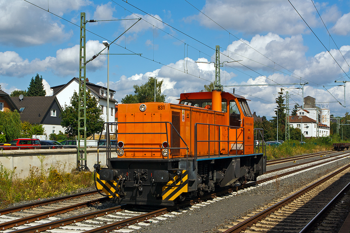 
Die Lok 831 (98 80 0272 007-2 D-HEB), eine MaK DE 1002, der HLB - Hessische Landesbahn GmbH hat am 20.08.2014 im Bahnhof Butzbach Pause.

Die DE 1002 wurde 1988 bei MaK unter der Fabriknummer 1000831  gebaut und an die HEG - Hersfelder Eisenbahn GmbH als 831 geliefert.  Nach Einstellung des Bahnbetriebes der HEG ging sie konzernintern an HLB - Hessische Landesbahn GmbH Lok 831. Es ist aber wohl eine Mietlok, denn als Eigentmer wird die Vossloh Locomotives GmbH gefhrt.

Gegenber den 16 Loks dieses Typs der HGK hat diese Lok einen  MTU 12V396TC13 Motor mit 1.120 kW (1.523 PS) Leistung, dieser treibt einen Generator, der den Drehstrom fr die vier BBC (heute ABB) Fahrmotoren erzeugt. Es ist somit eine Dieselelektrische Lok.

Weitere Technische Daten :
Spurweite: 1.435 mm
Achsfolge: Bo´Bo´
Lnge ber Puffer: 13.000 mm
kleinster befahrbarer Gleisbogen: 60 m
Dienstgewicht: 90 t
Kraftstoffvorrat: 2.900 l
Hchstgeschwindigkeit 90 km/h