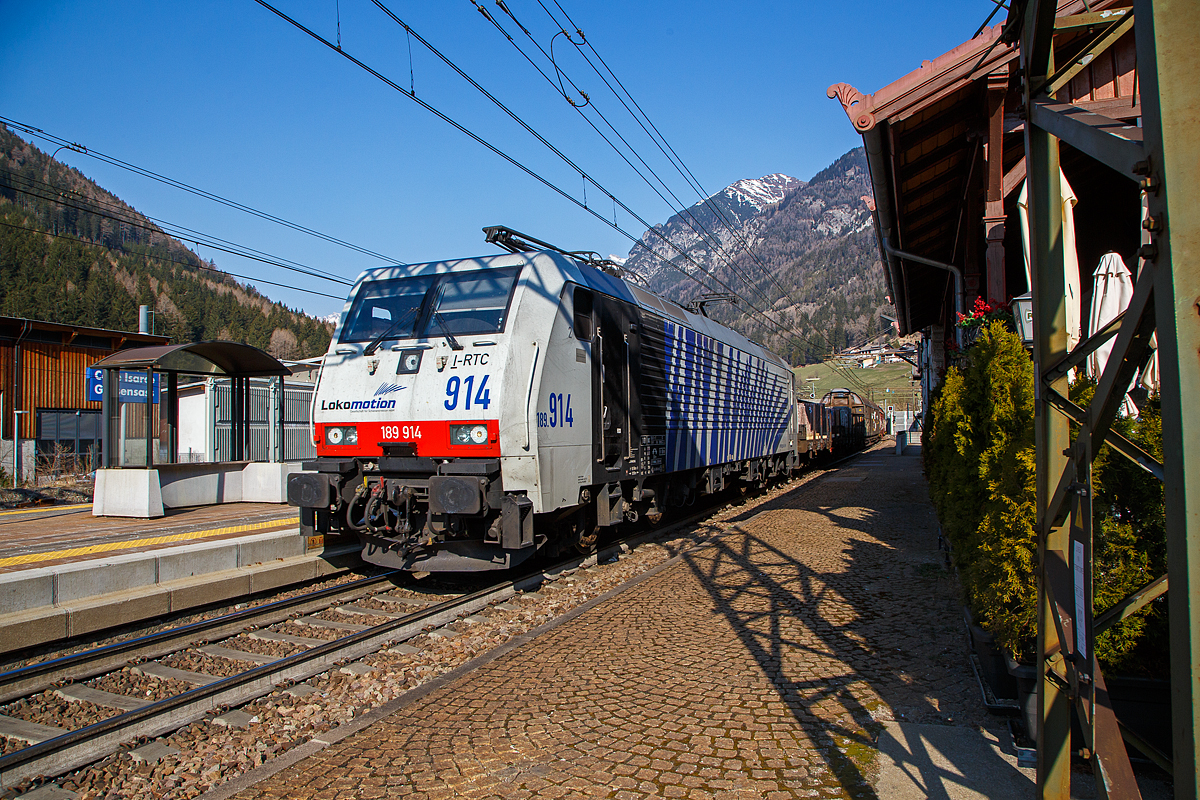 Die Lokomotion 189 914-5 (91 80 6189 914-5 D-LM), ex Siemens Dispolok ES 64 F4-014, fährt am 26.03.2022 mit einem gemischten Güterzug vom Brenner/Brennero kommend durch den Bahnhof Gossensaß/Colle Isarco in Richtung Verona.

Die Siemens EuroSprinter (Siemens ES64F4) wurde 2005 von Siemens in München unter der Fabriknummer 20988 gebaut. Sie hat die Zulassungen Deutschland, Österreich und Italien.

Die Lokomotion Gesellschaft für Schienentraktion mbH (Lokomotion Rail) ist ein privates Eisenbahnverkehrsunternehmen mit Sitz in München. Das im Jahr 2000 gegründete Unternehmen übernimmt internationale Verkehrsleistungen von und nach Deutschland, Österreich und Italien. Die zwei großen Drehkreuze des Unternehmens befinden sich in München und Verona. An der Lokomotion GmbH sind die DB Cargo AG mit 30%, Brenner Schienentransport AG mit 20%, Kombiverkehr GmbH & Co. KG mit 20% und die Rail Traction Company SpA mit 30% beteiligt.