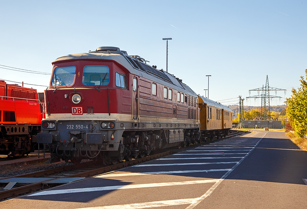 
Die  Ludmilla  232 550-4 (92 80 1232 550-4 D-DB) der DB Bahnbau Gruppe, ex DR 232 550-4, ex DR 132 550-5, steht am 21.10.2018 mit zwei Wohnwagen (75 80 2329 178-7 D-DB und 75 80 2329 176-1 D-DB) beim ICE Bahnhof Montabaur.

Die V 300 wurde 1978 von LTS (Luhanskyj Teplowosobudiwnyj Sawod auch bekannt als Lokomotivfabrik Lugansk (ehemals Woroschilowgrad)) unter der Fabriknummer 0810 gebaut und als 132 550-5 an die Deutsche Reichsbahn (DR) geliefert. 
