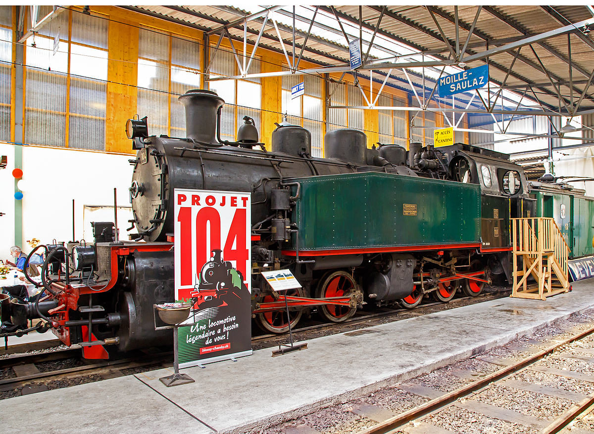 
Die Mallet-Dampflokomotive G 2×3/3 104 der Museumsbahn Blonay–Chamby,  ex Süddeutsche Eisenbahn Gesellschaft SEG 104 „Zell“ (später Mittelbadische Eisenbahngesellschaft MEG 104) am 19.05.2018 im Depot in Chaulin.

Die Mallet-Lok wurde 1925 von Hanomag (Hannoversche Maschinenbau AG) unter der Fabriknummer 10437 gebaut. Die Lok basiert dabei auf der Entwicklung der 1917 von Henschel an die Heeresfeldbahn gelieferten 20 C'C-Mallet-Lok, jedoch als Nassdampfmaschinen ausgeführt. Einer dieser 20 Loks wurde nach dem Ende des Ersten Weltkrieges an die Königlich Bayerische Staatsbahn verkauft und wurde zur Bayerische Gts 2×3/3 Bayern 996. Nach der Übernahme durch die Deutsche Reichsbahn wurde diese zur  DR 99 201 und als Baureihe 99.20 geführt. 

Die SEG 104 „Zell“ fuhr lange Zeit auf der Strecke Zell-Todtnau im oberen Wiesental. Doch in den letzten Jahren gab es für sie nur noch wenig zu tun. So wanderte sie in den dunklen Schuppen in Todtnau und wurde nur noch gelegentlich unter Dampf gesetzt.
Mit der Stilllegung der Kleinbahn-Strecke sollte sie verschrottet werden. Die Schweizer Eisenbahnfreunde retteten jedoch diese formschöne Lokomotive. Seit 1967 ist sie bei der Museumseisenbahn  Blonay-Chamby.

Geschichte der Mallet-Lokomotiven:
Der zunehmende Verkehr auf schmalspurigen Eisenbahnen erschloss Mallet ein anderes Wirkungsfeld. Diese Bahnen benötigten stärkere und damit größere Maschinen, als es die engen Kurven der Schmalspurstrecken zuließen. Die einzige Lösung schienen hier Lokomotiven mit schwenkbaren Fahrwerken zu sein. Dazu waren bereits die Bauarten von Fairlie und Meyer verbreitet, die schwenkbare Maschineneinheiten verwendeten. Die einzelnen Einheiten wurden mit Dampf über flexible Verbindungen gespeist, die sich jedoch stets als Schwachpunkt der Maschinen erwiesen. Mallet entwickelte stattdessen eine Bauart mit zwei Fahrwerken, von denen nur das vordere, unter der Rauchkammer befindliche Fahrwerk schwenkbar gelagert war, während der Kessel fest auf dem anderen Fahrwerk ruhte. Damit reduzierte sich die Zahl der flexiblen Verbindungen um die Hälfte. Der wesentliche Unterschied der Konstruktion von Mallet im Vergleich zu den Bauarten Fairlie und Meyer war aber die perfekte Anwendung eines Verbundtriebwerkes. Der Frischdampf wird zunächst zu den Hochdruckzylindern des fest gelagerten Fahrwerks geleitet und nach dem Auslass in die Niederdruckzylinder des vorderen beweglichen Fahrwerks. Die dorthin führende bewegliche Dampfleitungsverbindung war wegen des geringeren Drucks besser beherrschbar als bei reiner Frischdampf-Versorgung. Diese Bauart ließ Mallet sich 1884 patentieren. 

Dampflokomotiven haben im Allgemeinen zwei Arbeitszylinder, die Mallet-Loks besitzen diese Einrichtungen doppelt, also 4 Zylinder mit zugehörigen Triebwerksgruppen. Der Abdampf der ersten ist gleichzeitig der Arbeitsdampf der zweiten Zylindergruppe.

Bayrische Bauartbezeichnung Gts 2×3/3
Schweizerische Bauartbezeichnung G2 x 3/3
Deutsche Reichsbahn Baureihe 99.20

Mallet-Lokomotive C'C-n4vt
- C'C = Dampflokomotive mit 2 Triebwerken, das erste davon beweglich gelagert, zu je 3 Treibachsen
- n4 = Naßdampf und 4 Zylinder
- v = Verbundwirkung zwischen den Hoch- und Niederdruck-Zylindern
- t = Brennstoff und Wasservorräte werden auf der Lokomotive mitgeführt
- (in neuerer Schreibweise wird häufig das  t  weggelassen.
- Bei Angaben ohne  t  handelt es sich dann immer um eine Tenderlok, im Gegensatz dazu  T  = Schlepptenderlok).

Technische Daten:
Spurweite: 1.000 mm.
Länge über Puffer:  11.560 mm
Achsabstände: 1.250 mm / 1.250 mm / 2.000 mm / 1.250 mm / 1.250 mm
Triebraddurchmesser: 900 mm
Leergewicht: 45,0 t
Dienstgewicht:  56,5 t
Zylinder:  2 ND vorne Ø = 620 mm  und 2 HD hinten Ø = 450 mm
Kolbenhub:  450 mm
Kesseldruck max.: 14 bar
Leistung:  585 PS
Höchstgeschwindigkeit: 35 km/h
Wasservorrat:  6,03 m³
Kohlevorrat: 1,5 t
