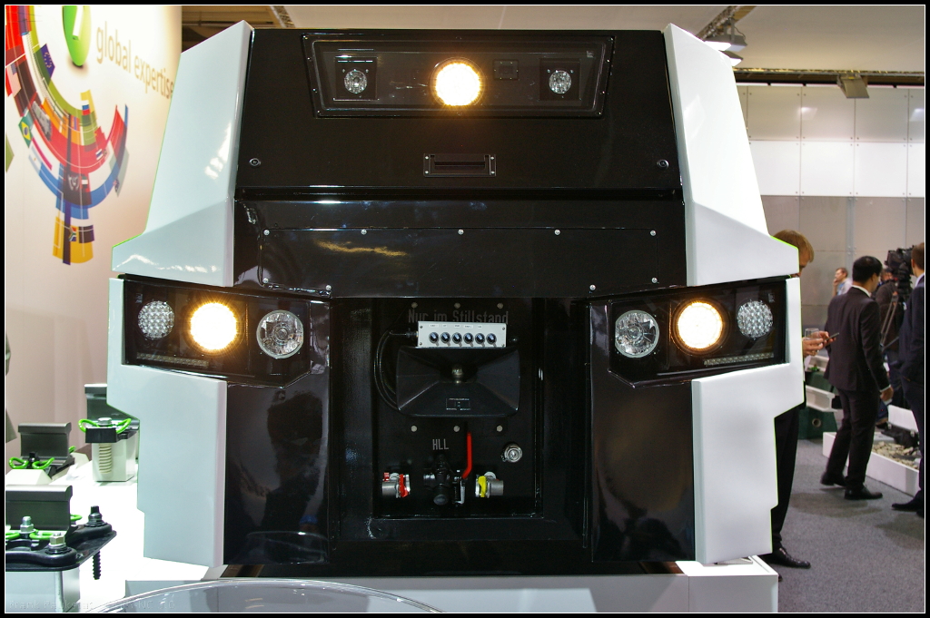 Die markante Front des HSG-city von Vossloh f�r die Instandhaltung von Metro- und Stra�enbahnstrecken. Ausgestellt war die Schleifmaschine w�hrend der InnoTrans 2014 in Berlin.