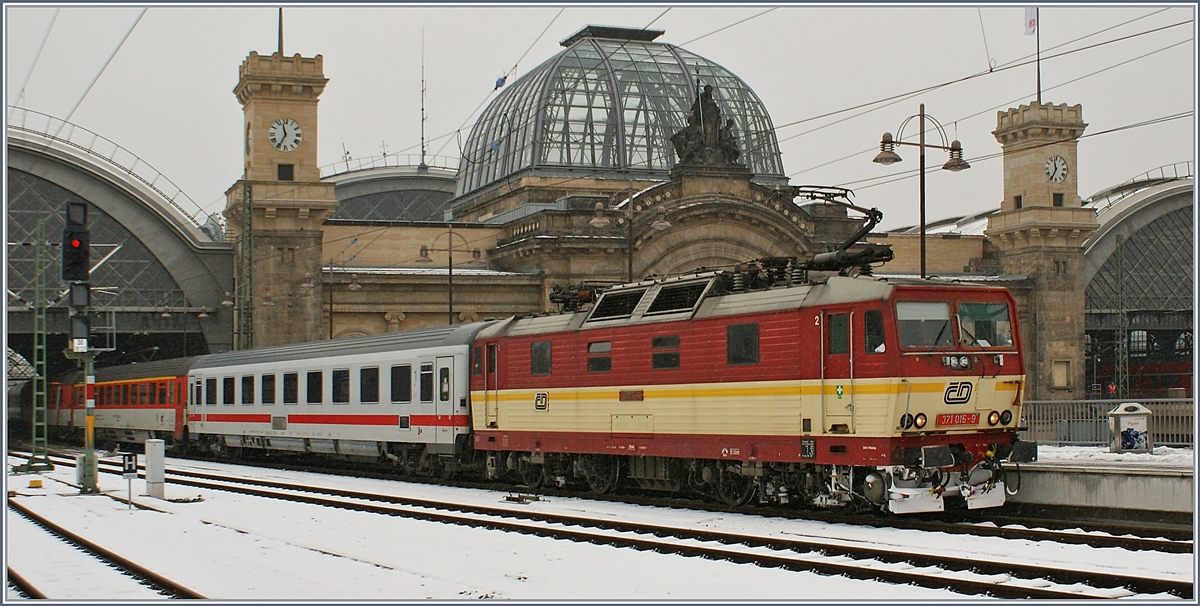 Die Mehrstrom CD 371 015-9 hat in Dresden einen EC Richtung Prag übernommen.
24. Nov. 2008 