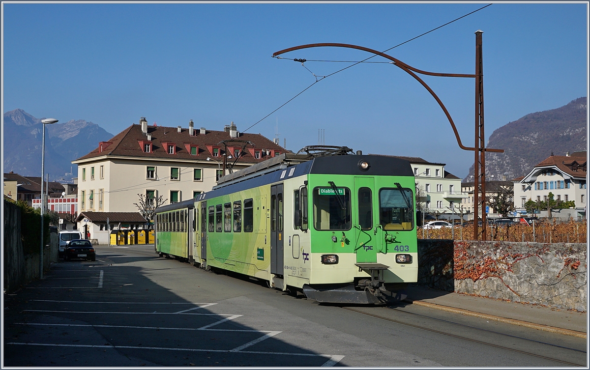 Die Mehrzahl der alten ASD Fahrleitungsmasten auf dem Strassenabschnitt in Aigle haben bisher erfolgreich jeder Modernisierung widerstanden und verrichten auch weiterhin ihren Dienst. Das Bild zeigt den TPC BDe 4/4 403 mit seinem Bt 434 als Regionalzug 432 kurz nach der Haltestelle Aigle Place du Marché auf der Fahrt nach Les Diablerets.
18. Nov. 2018