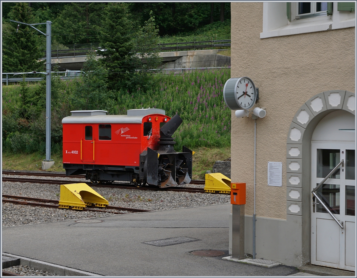 Die MGB Xrot.e 4932 wartet in Hospental auf den nchsten Schnee.
28. Juli 2016