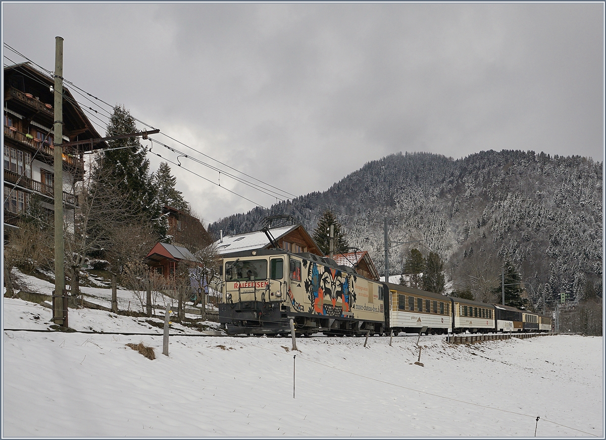 Die MOB GDe 4/4 6001 mit dem  MOB Belle Epoque  -Erstatzzug bei Les Avants.
03. Feb. 2018