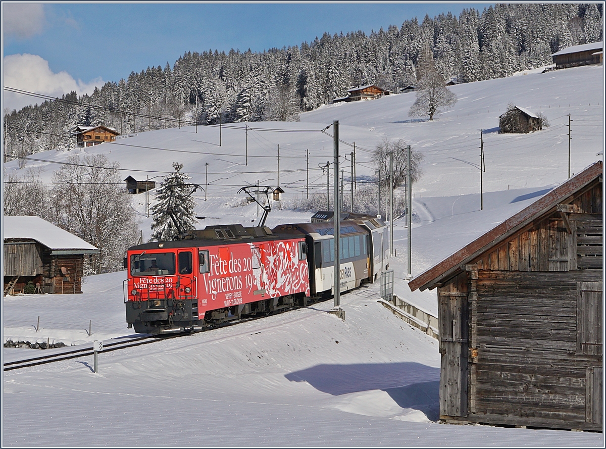 Die MOB GDe 4/4 6005 macht als neue Werbelok auf das im Sommer in Vevey stattfindende  Fête des Vignerons  aufmerksam und passt damit ausgezeichnet in die Winterlandschaft bei Gruben. 2. Februar 2018