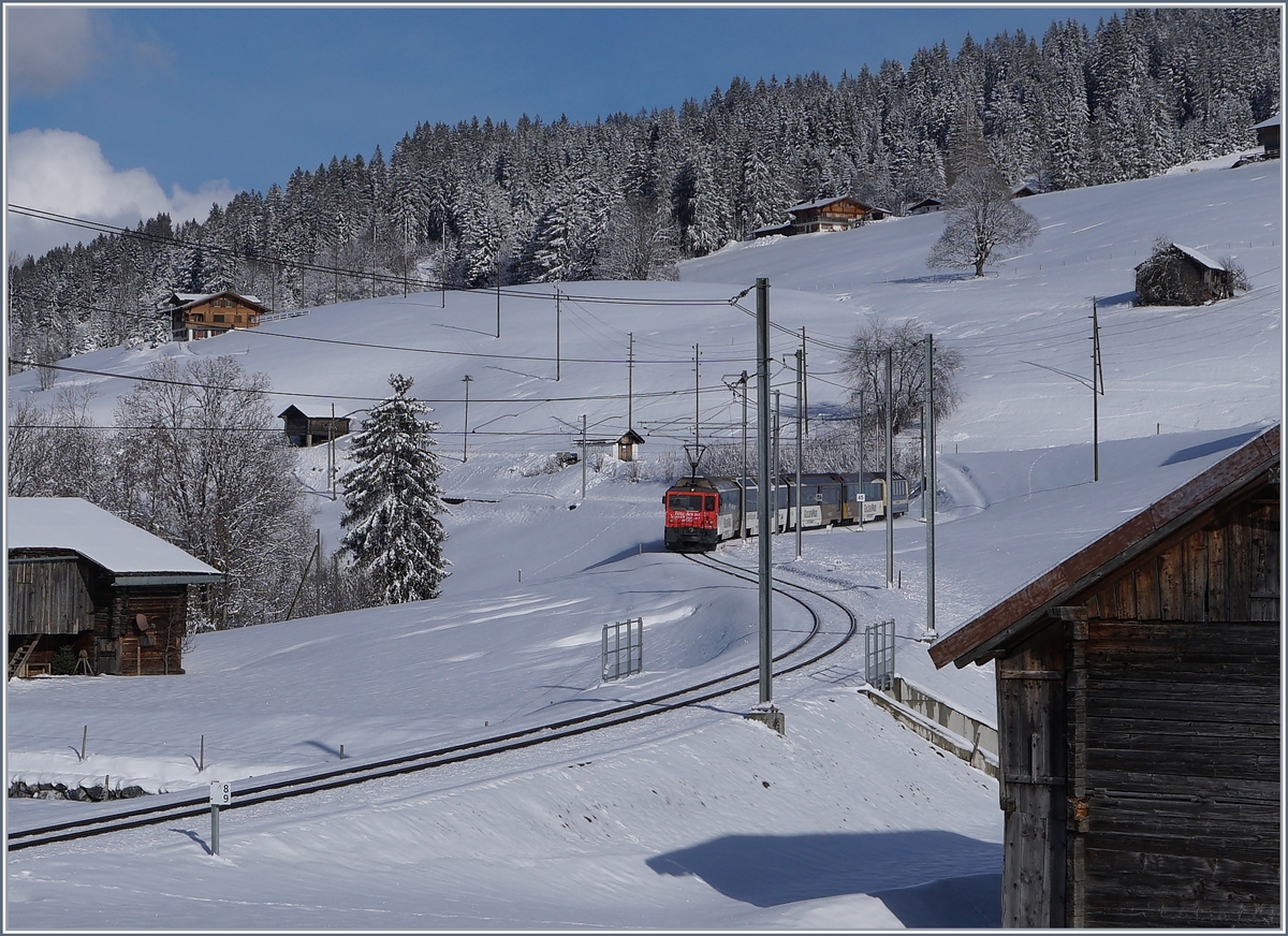 Die MOB GDe 4/4 6005 erreicht mit ihrem Panoramic-Zug, von Schönried kommend, in Kürze Gruben.
2. Eeb. 2018 