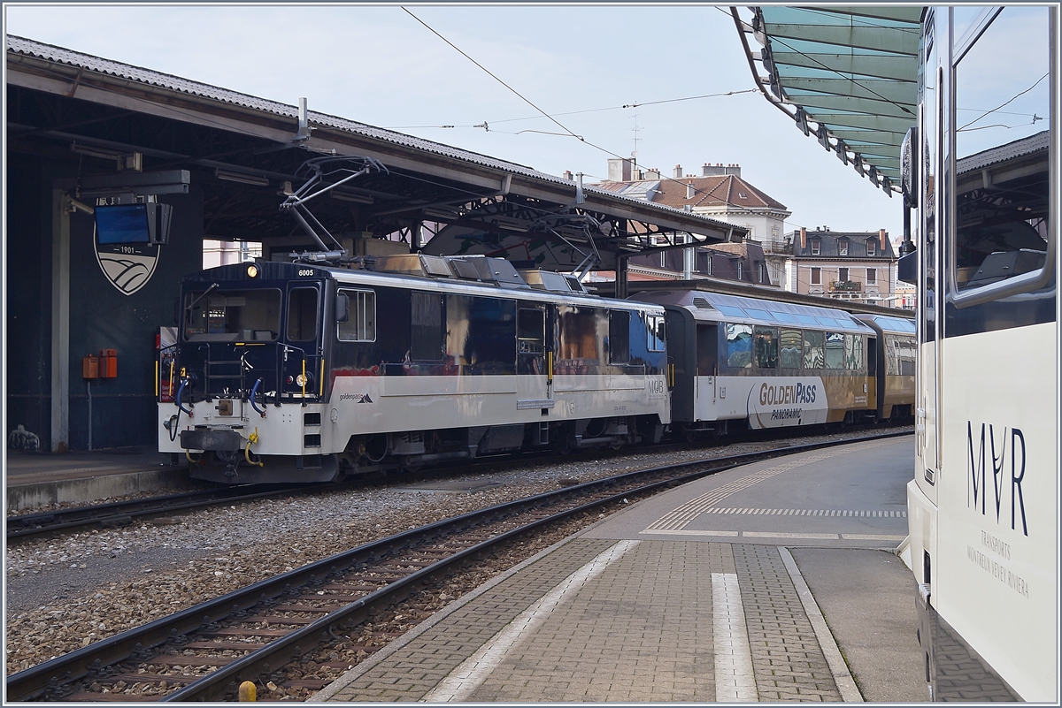 Die MOB GDe 4/4 6005 in neuer Lackierung aber weiterhin mit den  traditionellen  MOB Kupplung mit einem RE nach Zweisimmen in Montreux. 

22. Nov. 2019