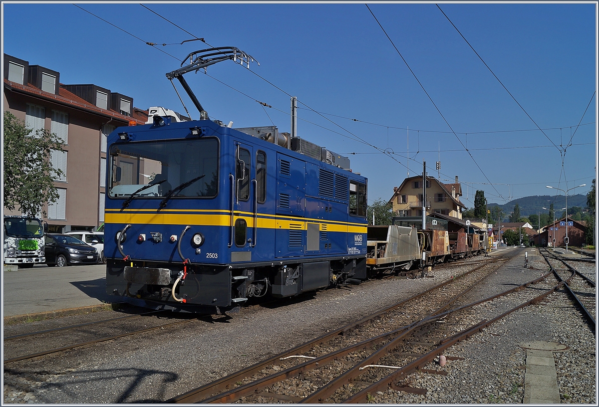 Die MOB Gem 2/2 2503 mit einem Schotterwagen Zug bestehend aus Fdk Wagen im sonst den Blonay-Chamby Museumsbahn Zügen vorbehalten Bereich von Bahnhof in Blonay. Das Bild entstand mit Erlaubnis und unter Aufsicht eines MOB Mitarbeiters.

28. Juni 2019