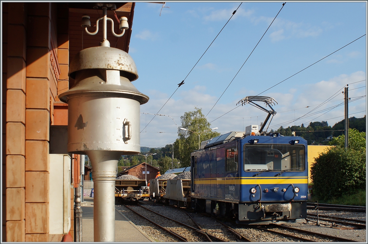 Die MOB Gem 2/2 2504 rangiert mit Schotterwagen in Blonay.

27. August 2021