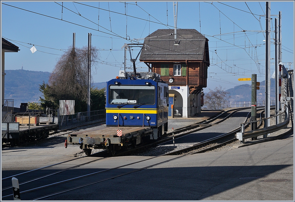 Die MOB Gem 2/2 auf der Fahrt von Chernex Richtung B-C verlässt in Chamby die MOB und zweigt über abgelenkte Weichen auf die Gleise der Blonay-Chamby Bahn.
25. Feb. 2017