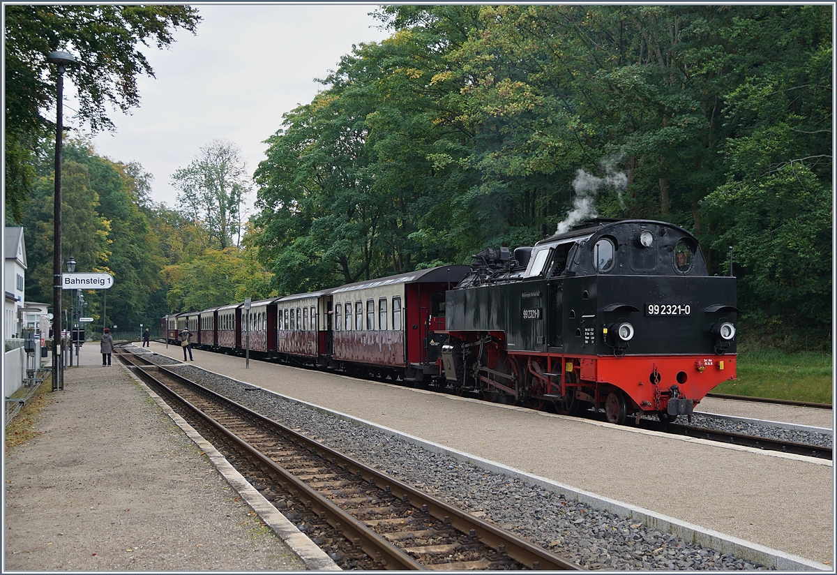 Die Molli Dampflok 2321-0 ist mit ihrem Zug in Heiligendamm eingetroffen und wartet auf den Kreuzungszug,
28. Sept. 2017