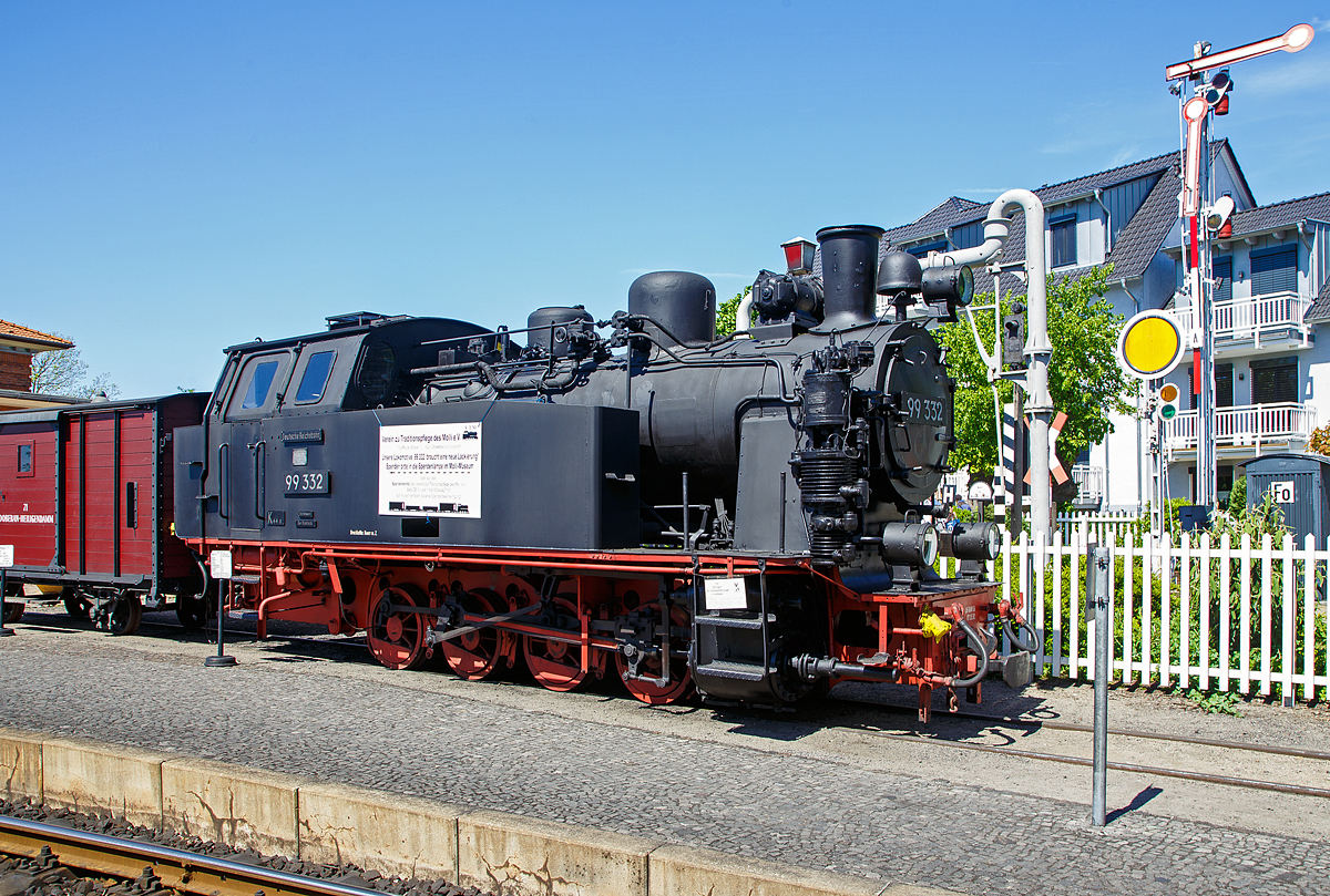 Die Molli Museums-/Denkmaldampflok MBB 99 332, eine LKM Typ 225 PS 900 mm Schmalspurlok, der Mecklenburgischen Bäderbahn Molli GmbH, ex DB 099 905, ex DR 99 2332, ex DR 99 332, ex Wismut 44, am 15.05.2022 beim Bahnhof Ostseebad Kühlungsborn West.

Die 900 mm-Schmalspur-Dampflok der DR-Baureihe 99.33 wurde1951 von LKM (VEB Lokomotivbau Karl Marx Babelsberg) unter der Fabriknummer 30013 gebaut und an die SDAG Wismut (Sowjetisch-Deutsche Aktiengesellschaft Wismut), für die Haldenbahn Oberschlema, (Aue) als Wismut 44 geliefert. Neben zwei weiteren Loks, wurde diese Lokomotive 1958 durch die Deutsche Reichsbahn, für die Bäderbahn Molli, erworben und nach Anpassungsarbeiten im Reichsbahnausbesserungswerk Görlitz als DR 99 332 in Dienst gestellt. Im Jahr 1961 wurden die 99 331 und die 99 332, im RAW Görlitz, auf Heißdampf umgebaut. Die 99 333 blieb eine Nassdampflokomotive und war ab Mitte der 1960er Jahre nur noch Reservemaschine. Mit der Einstellung des Güterverkehrs auf der Strecke wurden nicht mehr so viele Lokomotiven benötigt, so dass diese 1968 ausgemustert wurde.

1970 erfolgte die Umzeichnung in DR 99 2332-7 und 1992 in DR 099 905-2. Nachdem Zusammenschluss beider Deutscher Bahnen zum 01.01.94 wurde sie zur DB 099 905-2. So ging sie zum 01.10.1995, mit der Übernahme des Betriebs auf der Strecke durch die Molli - Mecklenburgische Bäderbahn Molli GmbH, an diese über. Mit der Übernahme wurde auch ein neues Betriebskonzept eingeführt, das die Unterhaltung von zwei noch vorhandenen Lokomotiven der BR 99.33 nicht mehr notwendig machte, so erfolgte zum 07.05.1996 die Außerdienststellung.

Die Schmalspur-Dampf-Lokomotiven des Typs 225 PS Schmalspur des VEB Lokomotivbau Karl Marx wurden basierend auf einem Typenprogramm für kleinere Dampflokomotiven speziell für den Einsatz bei Industriebetrieben entwickelt. Drei dieser Lokomotiven wurden 1958 durch die Deutsche Reichsbahn von der SDAG Wismut erworben. 

Konstruktive Merkmale:
Die Lokomotiven verfügen über einen geschweißten Blechrahmen. Auf dem geschweißten Langkessel sitzt vorn der Dampfdom. Auf dem hinteren Teil sitzen der Sandkasten sowie zwei Kesselsicherheitsventile der Bauart Ackermann. 1961 wurden die 99 331 und die 99 332 auf Heißdampf umgebaut. Dabei erhielten die Kessel jeweils 9 Heiz- und 64 Rauchrohre. Das außen liegende waagerecht angeordnete Zweizylinder-Triebwerk wirkt auf die dritte Kuppelachse. Die außen liegende Heusinger-Steuerung besitzt eine stark vereinfachte Kuhnsche Schleife.

Für die Zugbeleuchtung erhielten die Lokomotiven bei den Anpassungsarbeiten der Deutschen Reichsbahn einen leistungsstärkeren 5 kW Turbogenerator hinter dem Schornstein. Die ursprüngliche Handbremse wurde um eine Knorr-Druckluftbremse ergänzt. Die zweistufige Luftpumpe sitzt rechts neben der Rauchkammer. Die Lokomotiven erhielten wie auf der Bäderbahn üblich ein Knorr-Druckluftläutewerk. Gesandet werden der erste Radsatz von vorn und der letzte Radsatz von hinten.

Für den Einsatz auf der Bäderbahn wurde der obere Teil des Führerhauses stark abgeschrägt, um es an das Lichtraumprofil anzupassen. Das Dach erhielt seitliche Regenrinnen mit Ablaufrohren. Die geschweißten Wasserkästen befinden sich vor dem Führerhaus auf beiden Seiten des Kessels und fassen 3,4 m³. Der Kohlenkasten befindet sich an der Rückwand des Führerhauses und war ursprünglich, da für Braunkohlebrikettfeuerung ausgelegt, mit einem Aufbau vergrößert, der zwischen den beiden Fenstern der Rückwand eingezogen bis auf Höhe des Daches geführt wurde. Er hatte ein Fassungsvermögen von 2,2 t. Da mittlerweile die Feuerung mit Steinkohle erfolgt und bei deren höherem spezifischen Gewicht der Kohlekasten nicht voll gefüllt werden konnte, wurde dieser Aufbau bei 99 2331 bei der Hauptuntersuchung 2004 im Dampflokwerk Meiningen zur Verbesserung der Sicht bei Rückwärtsfahrt entfernt. Sein Fassungsvermögen reduzierte sich dadurch auf 1,5 t. Die, hier gezeigte Museumslok 99 2332 hat noch den ursprünglichen Aufbau.

TECHNISCHE DATEN:
Spurweite: 900 mm 
Achsformel: D h2t
Gattung:  K 44.8
Länge über Kupplung: 8.860 mm
Höhe: 3.490 mm
Achsabstand: 3 x 1.000 mm = 3.000 mm
Leergewicht: 25,0 t
Dienstgewicht: 32,4 t
Höchstgeschwindigkeit: 35 km/h
Indizierte Leistung: 460 PSi
Anfahrzugkraft: 56,39 kN
Kuppelraddurchmesser: 800 mm
Steuerungsart: Heusinger
Zylinderanzahl: 2
Zylinderdurchmesser: 370 mm
Kolbenhub: 400 mm
Kesselüberdruck: 14 bar
Anzahl der Heizrohre:  9
Anzahl der Rauchrohre: 64
Heizrohrlänge: 2.600 mm
Rostfläche: 1,6 m²
Strahlungsheizfläche:  6,04 m²
Rohrheizfläche:  36,85 m²
Strahlungsheizfläche:  6,04 m²
Rohrheizfläche: 36,85 m²
Überhitzerfläche: 18 m²
Verdampfungsheizfläche: 42,89 m²
Wasservorrat: 3,4 m³
Brennstoffvorrat: 2,2 t Kohle