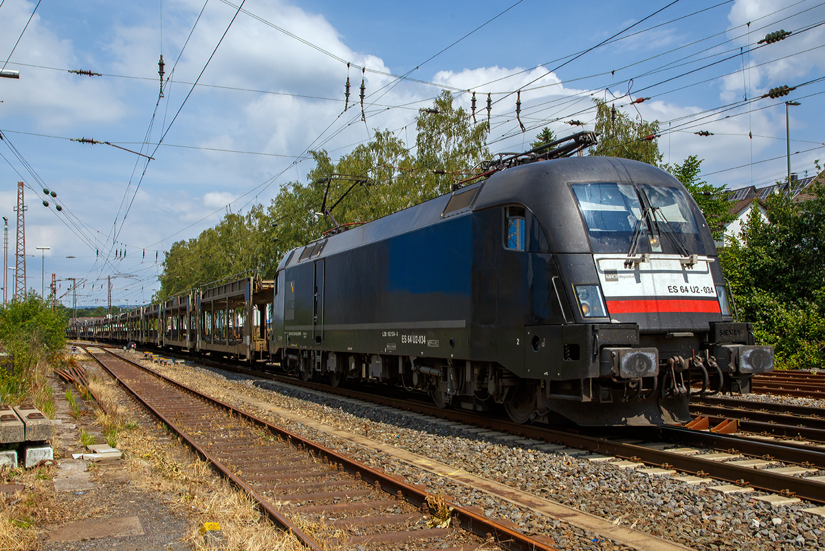 
Die MRCE Dipolok ES 64 U2-034 (91 80 6182 534-8 D-DISPO) fhrt 22.06.2019 mit eimem leeren BLG AutoRail Autotransportzug (Doppelstock-Autotransportwagen der Gattung Laaers) durch Kreuztal in Richtung Sden. 

Die Siemens  ES 64 U2 wurde 2004 von siemens unter der Fabriknummer 21038 gebaut.