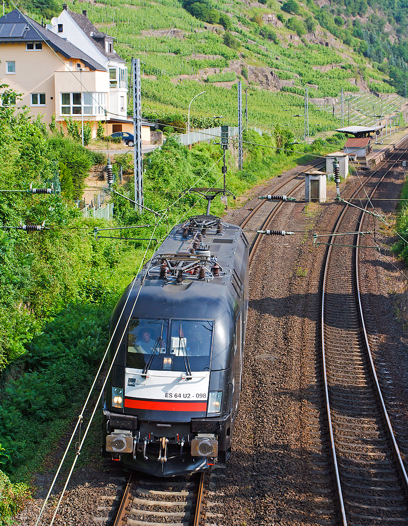 Die MRCE Dispolok ES 64 U2-098 182 598-3 fährt am 22.06.2014 als Lokzug (solo), auf der Moselstrecke (KBS 690), durch Kattenes in Richtung Trier.


Die Taurus wurde 2002 von Siemens Krauss-Maffei in München unter Fabriknummer  20787 gebaut, sie trägt die NVR-Nummer 91 80 6182 589-3 D-DISPO und die EBA-Nummer EBA 00M09F 004.          


Die elektrische Zweisystemlokomotive aus der Euro-Sprinter-Familie zweiter Generation nutzt beide in Europa üblichen Wechselstromsysteme und ist derzeit eine der modernsten und leistungsstärksten Lokomotiven für den europäischen Personen- und Güterverkehr. Speziell die als Bosporus-Sprinter ausgelegte Variante der ES 64 U2 ist eine echte Bereicherung im europäischen Schienenverkehr und ermöglicht eine durchgängige Fahrt von Hamburg bis an die türkische Grenze – ohne Wechsel der Lokomotive.

Zulassungen für folgende Länder sind erteilt:  Deutschland, Österreich, Schweiz, Ungarn, Rumänien, Bulgarien. Hier auf diesem Bild sieht man deutlich (hinten) den dritten schmaleren Stromabnehmer für die Schweiz. 

Die Hersteller-Bezeichnung ES64 ist die Abkürzung von EuroSprinter zusammen mit den ersten beiden Ziffern der Nennleistung (6.400 kW). Die Bezeichnung U steht für Universallok.

Technische Daten: Spurweite: 1.435 mm
Achsanordnung: Bo`Bo`
Länge über Puffer: 19.280 mm
Drehzapfenabstand: 9.900 mm
Drehgestellachsstand: 3.000 mm
Laufdurchmesser (neu): 1.150 mm
kleinster befahrbarer Krümmungsradius: 120 m
Dienstgewicht: 86 t
Leistung max. ( Booster ): 7000 kW (9520 PS)
Dauerleistung: 6400 kW (8704 PS)
max. elektrische Bremskraft: 150 kN (15t)
Oberspannungen/Frequenz: 15 kV / 16 2/3Hz und 25 kV 50 Hz
Höchstgeschwindigkeit 230 km/h
Anfahrzugkraft 300 kN
Bauart der Bremsen:  KE-GPR-E mZ (D) (ep)
Antrieb:  Kardan-Gummiringfederantrieb
elektr. Antrieb:  4 Stück Drehstrom- Asynchron
