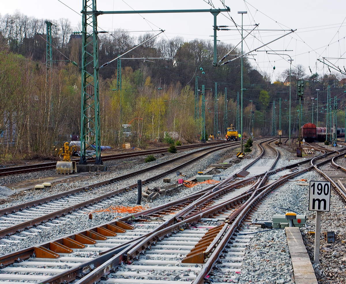 Die neue Doppelkreuzweichen Nr. 82 im Bahnhof Betzdorf/Sieg am 31.03.2014, nun auf Betonschwellen.

Doppelkreuzweichen ist vom Typ DKW 54 - 190 - 1:9 Witec o Ksw und wurde vom DB Werk Oberbaustoffe Witten (Weichenwerk Witten) gefertigt.