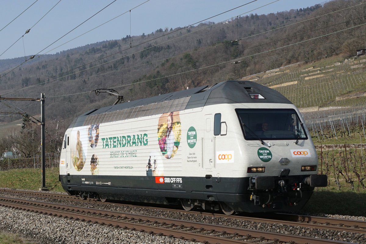 Die neue SBB Werbelokomotive Re 460 041-7 für Coop auf ihrer ersten Fahrt.
Am 26. Februar 2021 wurde die Re 460 041-7 als Lokzug von Yverdon-les-Bains nach Basel SBB überführt.
Die Aufschriften lauten:
TATENDRANG BEWEGT DIE SCHWEIZ.
TATEN statt WORTE.
Über 395 TATEN für mehr Nachhaltigkeit.
Bei Cressier.
Foto: Walter Ruetsch