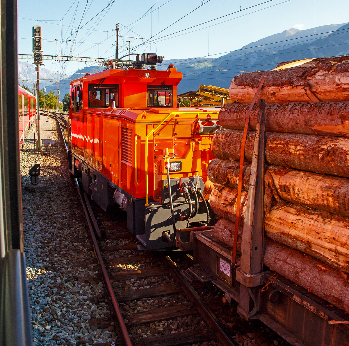 Die neuen und ersten (bimodale) Elektro-Akkulokomotive der Rhtischen Bahn (RhB) sind im Betrieb....
Die RhB Geaf 2/2 - 20602 rangiert einen Gterzug am 06.09.2021 im Bahnhof Thusis (aufgenommen aus einem Zug heraus).

Die neuen elektrischen Rangierlokomotiven werden im Rangier- und leichten Gterzugdienst auf dem gesamten Stammnetz der RhB, primr unter Fahrleitung, eingesetzt.  Dank der Traktionsbatterie knnen auch  nicht elektrifizierte Strecken, wie zum Beispiel Anschlussgleise und Rangierbahnhfe, emissionsfrei und effizient befahren werden. Lithium-Ionen-Batterien sind mittlerweile so weit entwickelt, dass sie auch fr Rangierfahrzeuge auf der Schiene eine angemessene Alternative zu den bisherigen Diesellokomotiven darstellen. Die Traktionsbatterie wird automatisch aufgeladen, whrend die Lokomotive unter dem Fahrdraht steht, sie kann aber auch beim Bremsen mit Rekuperationsenergie aufgeladen werden. Im Fahrleitungsbetrieb knnen dank der hohen Leistung auch Gterzge befrdert werden. Nach dem Wechsel in den Akkubetrieb  steht nach wie vor die maximale Zugkraft zur Verfgung. Dank durchgezogener, Zugsammelschiene und automatischer  Druckluft- und  Vakuumbremse knnen die Lokomotiven fr  berfuhren in alle Zge  der  RhB  eingereiht  werden. Fr anspruchsvolle Manverdienste knnen die Lokomotiven von einer Funkfernsteuerung aus bedient werden. Neben der Mittelpufferkupplung knnen die mit der zum Teil automatischen Schwabkupplung ausgersteten Lokomotiven auch automatisch auf diese umgestellt werden.

Die neuen Fahrzeuge sind den alten Rangierlokomotiven betreffend Wirtschaftlichkeit, Umweltbelastung, Strungsanflligkeit sowie Lrm- und Abgasemissionen berlegen. Wichtige Pfeiler der Strategie 2030 der RhB sind die Modernisierung des Rollmaterials sowie die Frderung von Nachhaltigkeit. 

Die Beschaffung findet in Zusammenarbeit mit der Matterhorn Gotthard Bahn (MGBahn) statt, die ebenfalls zwei neue Lokomotiven dieses Typs beschafft hat. Die Lokomotiven sind in den Bahnhfen Landquart, Untervaz-Trimmis, Chur, Ilanz, Thusis, Davos Platz und Zernez stationiert. Im Gegenzug werden elf alte, zunehmend str- und wartungsanfllige, Rangierfahrzeuge ausgemustert werden.

TECHNISCHE DATEN:
Bezeichnung: Geaf 2/2
Anzahl der Fahrzeuge: 7 (bei der RhB) / 2 (bei der MGB)
Spurweite: 1.000 mm
Achsfolge: B
Lnge ber Puffer: 8.412 mm (mit autom. Rangierkupplung 9.610 mm)
Breite: 2.650 mm
Fahrzeughhe: 3.770 mm
Achsabstand: 4.050 mm
Treibraddurchmesser:  810 mm (neu) / 740 mm (abgenutzt)
Dienstgewicht: 30 t
Hchstgeschwindigkeit: 80 km/h Fahrleitung / 40 km/h Batteriebetrieb
Anfahrzugkraft: 75 kN (Fahrleitung und Batterie)
Max. Leistung am Rad: 700 kW (Fahrleitung) / 200 kW (Batterie)
Dauerleistung am Rad: 500 kW (Fahrleitung) / 200 kW (Batterie)
Max. elektr. Bremsleistung: 800 kW (Fahrleitung) / 200 kW (Batterie)
Nennspannung Fahrleitung: 11kVAC
Leistungsbertragung: elektrisch
Fahrbatterie:  Lithium-Ionen-Batterie Typ NMC, nutzbarer Energieinhalt 93 kWh
Bremsen: Direkte Rangierbremse, Elektrische Nutzstrombremse (Rekuperation ins Netz oder Batterie), Automatische Bremse Vakuum und Druckluft, sowie Federspeicher Feststellbremse.

Max. Anhngelast bei 0 bis 2 ‰: 500 t
Max. Anhngelast bei 35 ‰ (Albula): 150 t
Max. Anhngelast bei 45 ‰ (Prttigau): 100 t
Max. Anhngelast bei 60 ‰ (Chur-Arosa):  70 t