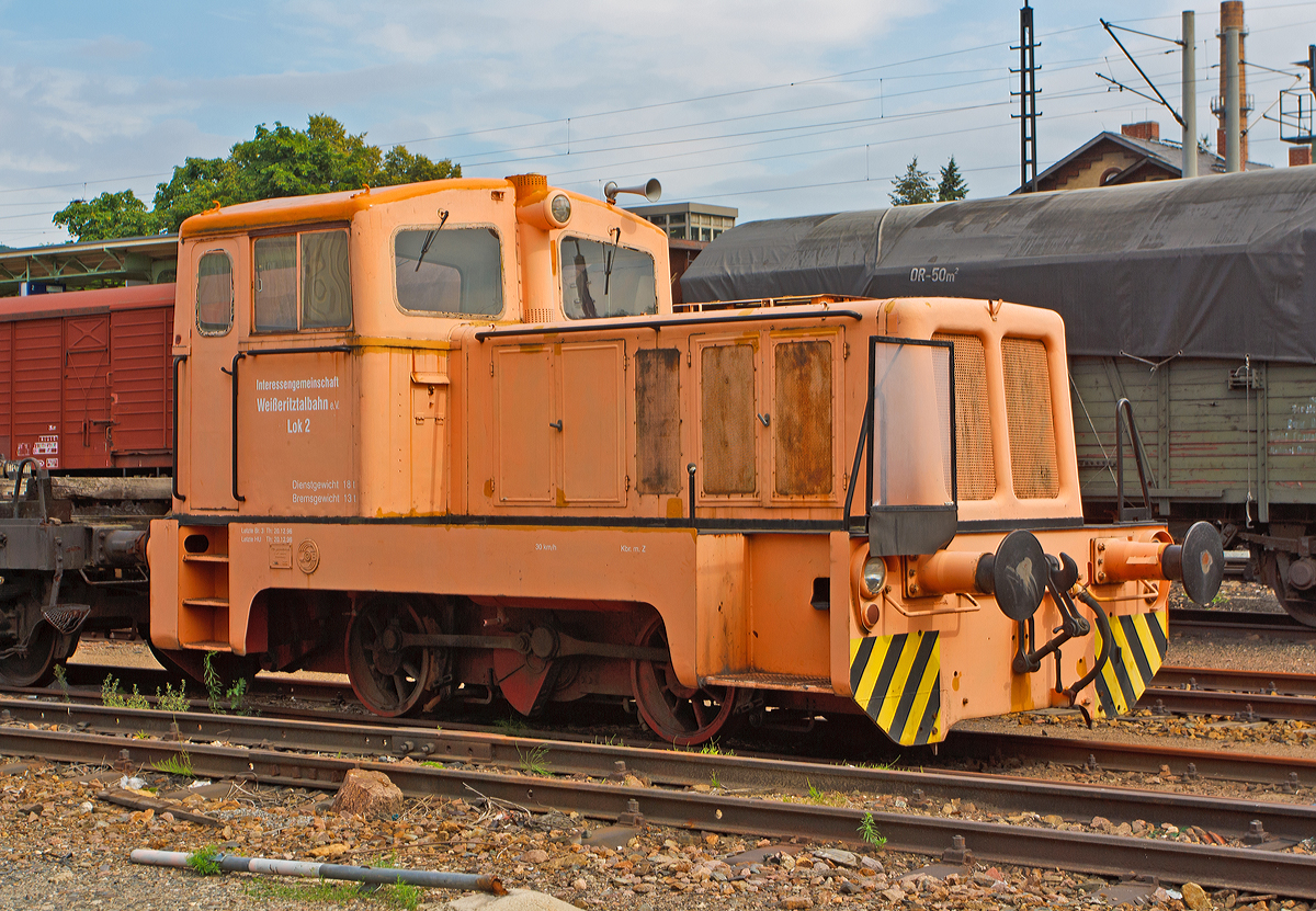 
Die normalspurige Lok 2 der IG Weißeritztalbahn, eine LKM V10B Diesellok am 26.08.2013 in Freital-Hainsberg. 
Die Lok wurde 1959 bei VEB Lokomotivbau Karl Marx Babelsberg (LKM) unter der Fabriknummer  252067 und an BHKF - VEB Bergbau- und Hüttenkombinat  Albert Funk  Freiberg als Lok 1 geliefert ab 1990 Saxonia AG, Metallhütten- und Verarbeitungswerke Freiberg, bis bis sie im Jahr 2000 zur IG Weißeritztalbahn kam.
Die LKM ging übrigens aus dem Werk der Maschinenbau und Bahnbedarf Aktiengesellschaft, vormals Orenstein & Koppel, Berlin (MBA) hervor.  

Die Neubaulok V10B aus dem zweiten Dieselloktypenprogramm war das Nachfolgemodell der N4 aus dem ersten LKM-Dieselloktypenprogramm und wurde von LKM bereits 1956 entwickelt. Als im Jahre 1958 noch die letzten N4 gefertigt wurden, rollten auch schon die ersten V10B aus den Babelsberger Werkshallen. Technisch wiesen die Normalspur-V10B große Gemeinsamkeiten mit den Schmalspur-V10C auf, allerdings hatten sie eine Treibachse weniger. 
Das Fabriknummernpräfix lautete  252 .

Die Maschinen waren mit einem luftgekühlten Dieselmotor 6 KVD 14.5 SRL des VEB Dieselmotorenwerkes Schönebeck mit 102 PS Leistung ausgestattet. Zur Kraftübertragung wurde zwischen den Achsen ein mechanisches Viergang-Zahnradgetriebe mit Wendegetriebe eingebaut, dessen Antrieb als Blindwelle ausgeführt war und die Kraft mittels Kuppelstangen auf die Achsen übertrug. Die Maschinen waren für den Dienst auf Anschlußbahnen vorgesehen und sind auch heute noch teilweise in diesem Einsatzgebiet anzutreffen.

Technische Daten:
Spurweite:  1.435 mm
Bauart:  B-dm
Länge über Puffer:  6.940 mm
Achsstand:  2.500 mm
größte Breite:  3.000 mm
größte Höhe über Schienenoberkante:  3.585 mm
Raddurchmesser neu:  900 mm
kleinster befahrbarer Gleisbogen:  40 m
Dienstgewicht:  18 t
Achslast:  9 t 
Betriebsvorräte:
Kraftstoff: 220 l
Motorenöl: 15 l
Getriebeöl: 40 l
Sand: 120 kg
   
Motor: luftgekühlter 6 Zylinder / 4-Takt Dieselmotor vom Typ 6 KVD 14.5 SRL
Motorenhersteller:  VEB Dieselmotorenwerk Schönebeck
Leistung:  102 PS (75 kW)
Motordrehzahl: 1.500 min -1
Zur Kraftübertragung wurde zwischen den
Achsen ein mechanisches Viergang-Zahnradgetriebe mit
Wendegetriebe eingebaut, dessen Antrieb als Blindwelle
ausgeführt war und die Kraft mittels Kuppelstangen auf die
Achsen übertrug.
Höchstgeschwindigkeit  30 km/h
   
Baujahre  1958 - 1976
gebaute Stückzahl  ca. 590