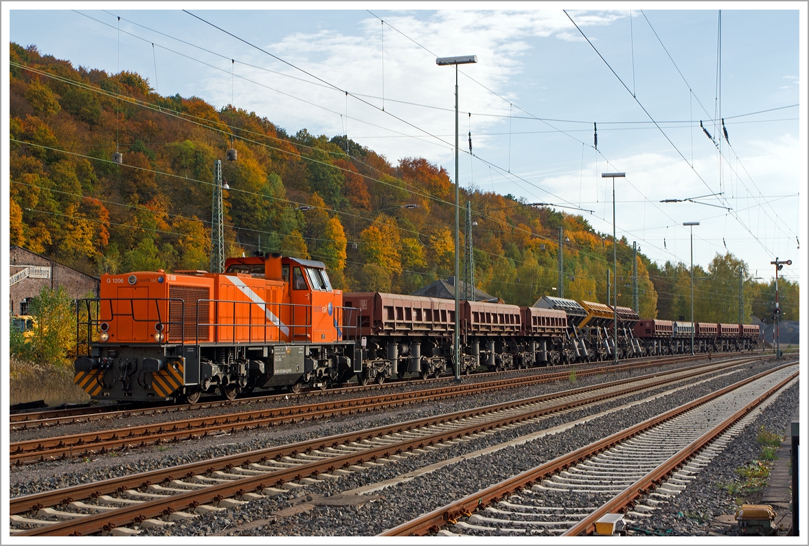 
Die Northrail 275 020-6 eine Vossloh  G 1206 mit Seitenkippwagen der GBM Wiebe am 22.10.2013 beim Bahnhof Dillenburg, vermietet ist sie zurzeit an die HGB (Hessische Güterbahn GmbH, Buseck).

Die Lok wurde 2012 von Vossloh unter der Fabriknummer 5001989 gebaut. Sie trägt die NVR-Nummer 92 80 1275 020-6 D-NTS und die EBA-Nummer EBA 05F18K 019.