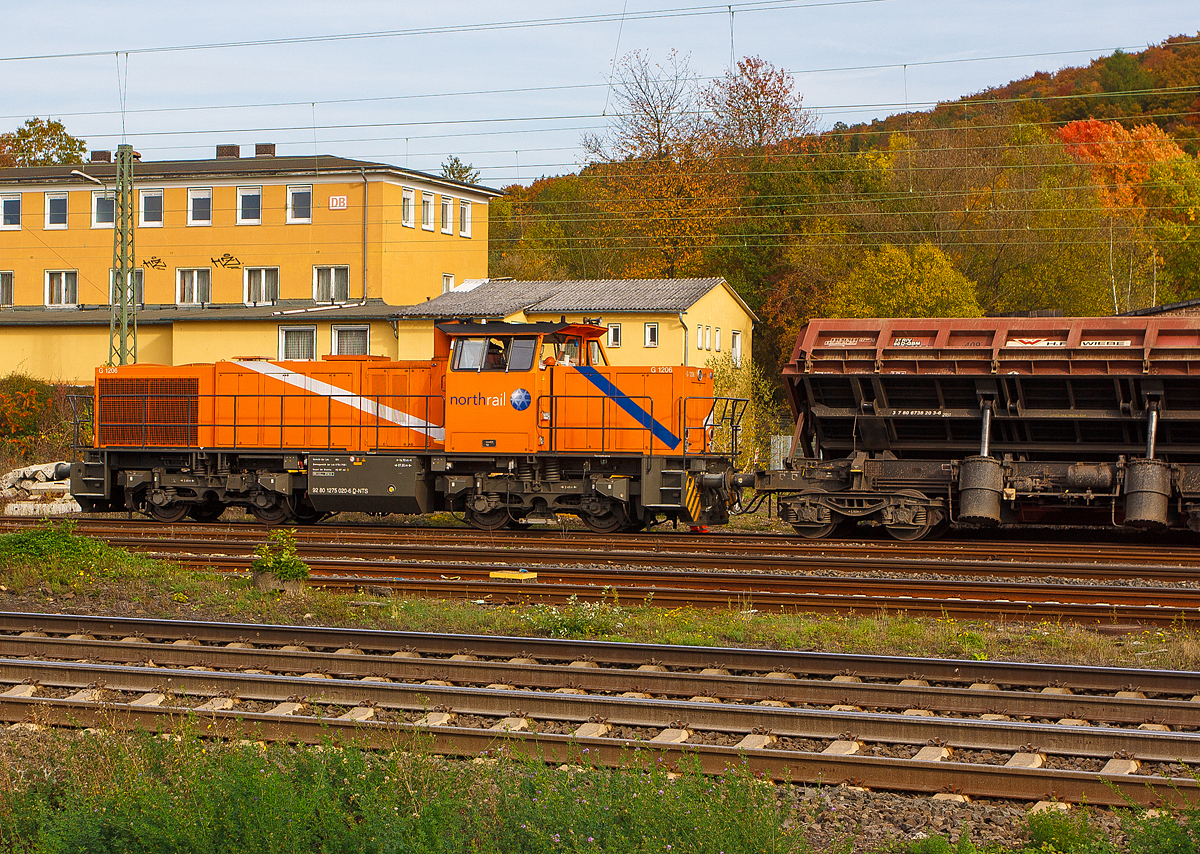 
Die Northrail 275 020-6 eine Vossloh G 1206 mit Seitenkippwagen der GBM Wiebe am 22.10.2013 beim Bahnhof Dillenburg, vermietet ist sie zurzeit an die HGB (Hessische Güterbahn GmbH, Buseck).

Die Lok wurde 2012 von Vossloh unter der Fabriknummer 5001989 gebaut. Sie trägt die NVR-Nummer 92 80 1275 020-6 D-NTS und die EBA-Nummer EBA 05F18K 019. 