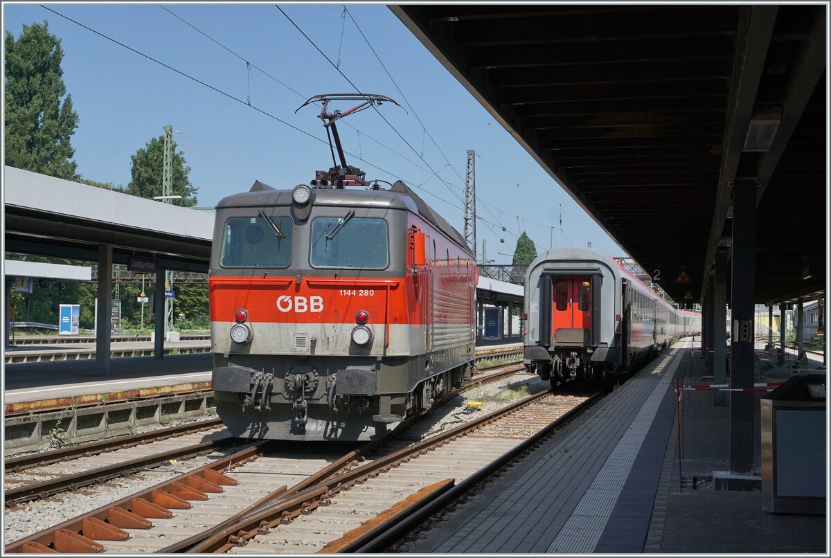 Die ÖBB 1144 280 ist mit ihrem IC 118  Bodensee  am heutigen Zielbahnhof Lindau Insel angekommen und rangiert nun um den Zug weg zu stellen. 

14. August 2021