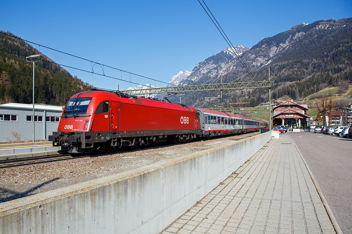 Die ÖBB Taurus III 1216 009 / E 190 008 (91 81 1216 009-1 A-ÖBB) mit dem Eurocity EC 81 nach Bologna Centrale (München Hbf - Innsbruck Hbf - Verona Porta Nuova - Bologna Centrale), vom Brenner kommend durch den Bahnhof Gossensaß/Colle Isarco in Richtung Bozen.

Die Siemens ES 64 U4-A (Variante A für Österreich, Deutschland, Italien und Slowenien) wurde 2006 von Siemens Mobilitiy in München-Allach unter der Fabriknummer 21097 gebaut und an die ÖBB (Österreichische Bundesbahnen) geliefert. In Italien werden die ES 64 U4 als E.190 geführt.