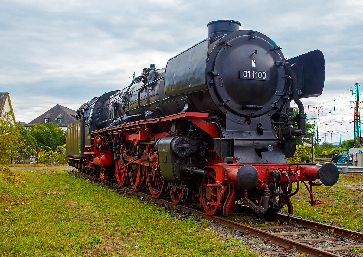 
Die ölgefeuerte Dreizylinder-Schnellzug-Dampflokomotive 01 1100, ex DB 012 100-4, steht am 04.09.2020 im DB Museum Koblenz-Lützel. Die Lok wurde 1940 von der BMAG (Berliner Maschinenbau-Actien-Gesellschaft vormals L. Schwartzkopff), in Berlin unter der Fabriknummer 11356 gebaut und wurde an die Deutsche Reichsbahn geliefert. Am 31. Mai 1975 wurde die Lok bei der DB letztmalig planmäßig eingesetzt, zum 01.06.1975 erfolgte die z-Stellung und am 26.06.1975 die ausmusterung im Bw Rheine. 

Die Dampflokomotiven der Baureihe 01.10 waren von der Deutschen Reichsbahn im Rahmen des Einheitsdampflokomotiv-Programms beschaffte Schnellzuglokomotiven und eine Weiterentwicklung der Baureihe 01.

Die Deutsche Reichsbahn benötigte für ihr Netz schnellfahrender D- und FD-Züge leistungsstarke Dampflokomotiven mit einer Höchstgeschwindigkeit von 150 km/h. Es sollten Züge von 550 Tonnen in der Ebene mit 120 km/h sowie Züge von 425 Tonnen auf einer Steigung von 4 ‰ noch mit 100 km/h befördert werden.

Die bereits vorhandenen Lokomotiven der Baureihen 01 und 03 waren zwar nur für 120 bzw. 130 km/h zugelassen, konstruktiv jedoch bereits auf eine Höchstgeschwindigkeit von 140 km/h ausgelegt. Die starken Zuckbewegungen durch das Zweizylindertriebwerk dieser Baureihen ließen die höhere Geschwindigkeit jedoch nicht zu. Auch im Hinblick auf bessere Anfahreigenschaften entschied man sich zur Beschaffung von Maschinen mit laufruhigeren Dreizylindertriebwerken, dies ebenfalls wieder mit einfacher Dampfdehnung.

Zur Verringerung des Fahrwiderstandes wurden die Fahrzeuge mit einer bis 400 mm über Schienenoberkante heruntergezogenen Stromlinienverkleidung ausgerüstet. Durch diese konnte, wie Versuche mit der Baureihe 03 zeigten, die Zugleistung bei Geschwindigkeiten von 140 km/h um 48 ‰ gesteigert werden. Diese Mehrleistung bei höheren Geschwindigkeiten wurde bei der Baureihe 01.10 allerdings teilweise wieder durch die schlechtere Dampfversorgung des Dreizylindertriebwerkes im Vergleich zum Zweizylindertriebwerk aufgezehrt.

Bei einem berechneten Bedarf von 400 Lokomotiven wurden 1939 zunächst 204 Stück bei allen großen Lokomotivfabriken in Deutschland bestellt. Kriegsbedingt wurden jedoch nur 55 Lokomotiven ausgeliefert. Alle Maschinen stammten von Schwartzkopff (BMAG). 1944 wurden alle Lokomotiven wegen der Kriegsereignisse nach Westdeutschland verlegt. Nach dem Zweiten Weltkrieg befanden sich die Maschinen in einem desolaten Zustand. Vielfach fehlten Teile der Stromlinienverkleidung und die Kessel aus der als Kesselbaustoff nicht alterungsbeständigen Stahlsorte St 47 K zeigten erste Ermüdungserscheinungen. Am 20. Juni 1945 wurde die Ausmusterung über die gesamte Baureihe verfügt. Die Lokomotiven waren bis zu diesem Zeitpunkt jeweils weniger als 500.000 Kilometer gefahren. Aufgrund des herrschenden Lokomotivmangels nach dem Krieg griff man im Weiteren doch wieder auf die Baureihe zurück, einige Maschinen mit kleineren Schäden wurden vorläufig instandgesetzt.

Der Großteil der Lokomotiven blieb jedoch bis 1949 abgestellt. Im selben Jahr entschloss man sich, sämtliche Lokomotiven, bis auf eine (01 1067), die endgültig ausgemustert blieb, einer Aufarbeitung zu unterziehen. Im Rahmen dieser Aufarbeitung wurde die Stromlinienverkleidung von Lokomotive und Schlepptender vollständig entfernt und es wurden Windleitbleche der sogenannten Bauart Witte montiert. 

Ungelöst blieb das Problem der Kessel aus St 47 K, bei dem Schäden durch Ermüdungen und als Folge von Schweißungen auftraten. Da man im Betrieb auf die Maschinen nun nicht mehr verzichten konnte, entschloss man sich 1953, neue geschweißte Hochleistungskessel mit Verbrennungskammer in Auftrag zu geben. Diese wurden zwischen 1953 und 1956 bei Henschel in Kassel beschafft und im AW Braunschweig zusammen mit einer Mischvorwärmeranlage nach Bauart Heinl eingebaut. Die Verdampfungsleistung der über einen größeren Anteil an Strahlungsheizfläche verfügenden Neubaukessel war trotz geringerer Rost- und Gesamt-Verdampfungsheizfläche um rund 10 % höher als bei den Altbaukesseln. Bei den Maschinen mit Ölfeuerung waren Dampfverbräuche bis hinunter zu 5,8 kg/PSih möglich. 

1956 erhielt die 01 1100 zusammen mit dem neuen Kessel versuchsweise eine Ölhauptfeuerung. Mit dieser konnte die Leistung der Lok nennenswert erhöht werden, außerdem konnte die Ölfeuerung elastischer geregelt und damit den Betriebsverhältnissen besser angepasst werden. Die Maschinen waren daher wirtschaftlicher als kohlegefeuerte Dampfloks. Die Arbeit des Heizers wurde durch das Wegfallen des Kohleschaufelns erleichtert, da die Brennstoffzufuhr nun durch einen Schieber reguliert wurde. Der Heizer konnte überdies den Lokführer nun besser bei der Streckenbeobachtung unterstützen.

Verfeuert wurde das seinerzeit als Abfallprodukt vorhandene Schweröl (Bunker-C). Aufgrund der positiven Erfahrungen entschloss man sich 1957, weitere 33 Lokomotiven dieser Baureihe auf Ölfeuerung umzubauen. 1968 erhielten die kohlegefeuerten Lokomotiven bei der Umstellung auf das EDV-konforme Nummernsystem die Baureihenbezeichnung 011, die ölgefeuerten die 012.

Am 31. Mai 1975 wurden die letzten Maschinen der Baureihe, die teilweise Monatsleistungen von über 25.000 Kilometern und Gesamtkilometerleistungen von deutlich über 3,5 Millionen Kilometern erbracht haben, vom Bw Rheine letztmals planmäßig eingesetzt und anschließend unter Anteilnahme von Eisenbahnfreunden ausgemustert.

TECHNISCHE DATEN: 
Ausmusterung:  1975
Bauart:  2’C1’ h3
Gattung:  S 36.20 (Schweiz A 3/6)
Spurweite:  1.435 mm (Normalspur)
Länge über Puffer:  23.130 mm
Höhe:  4.550 mm
Leergewicht (ohne Tender):  101 t
Gewicht Lok und Tender: 177 t
Radsatzfahrmasse:  20 t
Höchstgeschwindigkeit:  vorwärts 150 km/h, rückwärts 50 km/h
Indizierte Leistung:  1.817 kW (ca. 2.470 PS)
Treibraddurchmesser:  2.000 mm
Laufraddurchmesser vorn: 1.000 mm 
Laufraddurchmesser hinten:  1.250 mm
Steuerungsart:  Heusingersteuerung mit Hängeeisen
Zylinderanzahl: 3
Zylinderdurchmesser:  500 mm 
Kolbenhub:  660 mm
Kesselüberdruck:  16 bar
Anzahl der Heizrohre:  119 
Anzahl der Rauchrohre: 44
Heizrohrlänge: 5.000 mm
Rostfläche:  3,96  m² 
Strahlungsheizfläche: 22 m²
Überhitzerfläche:  96,15 m² 
Verdampfungsheizfläche: 206,51 m² 
Tender:  2’3 T 38
Wasservorrat:  38,0 m³
Brennstoffvorrat:  13,5 t Schweröl
Zugheizung: Dampf