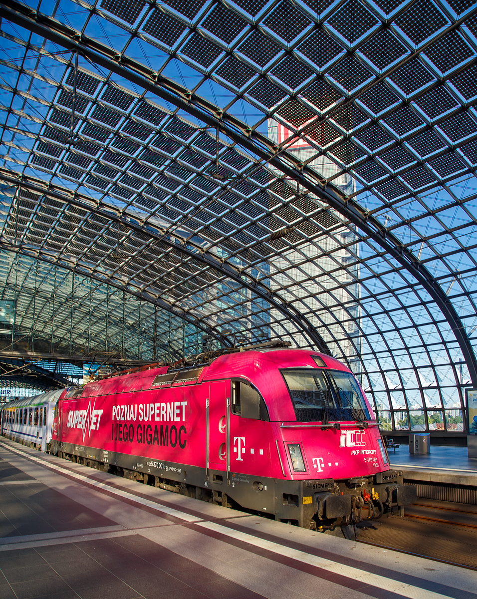 
Die PKP Intercity EU 44  Husarz - Husar   5 370 001 (91 51 5370 010-8 PL-PKPIC 1251), eine Siemens ES64U4-D, hat am 27.06.2017, mit dem EIC 17003 / EC 44   Warszawa-Berlin-Express , den Hauptbahnhof Berlin erreicht.

Das Bild hat für uns aber auch einen Beigeschmack:
Mit über 2 Stunden Verspätung sind wir von Warschau in Berlin Hbf eingetroffen....
Die Verspätung lag aber nicht an der polnischen Seite, bis Rzepin (deutsch Reppen) waren wir pünktlich. Im Bahnhof Rzepin mussten dann aber über 2 Stunden warten, Grund dafür war das wir ohne den zusätzlich deutschen Lokführer nicht weiterfahren konnten, da auf den bald folgenden deutschen Gleisen ein deutscher Lokführer mit auf der Lok sein muss. Dies lag daran das der Gegenzug (der EC 45  Berlin-Warszawa-Express ) wegen Stellwerksstörung in Berlin verspätet in Rzepin ankam, von welchen der deutsche Lokführer auf die Lok des EC 44 wechselte.

...nun hieß es Ersatzverbindung nach Köln finden das war nicht schwer, dort kamen wir um kurz vor Eins an. Aber unser Endziel war Betzdorf und der letzte fährt in der Woche um 23:23 Uhr. Also zum Schalter und wir bekamen, nach dem vorlegen  unseres Tickets einen Taxischein. So hat uns dann ein TAXI nach Hause gefahren.
