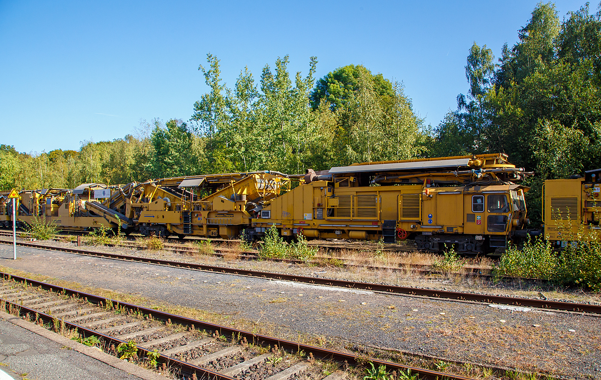 
Die Plasser & Theurer Bettungsreinigungsmaschine RM 95-800 W der MGW Gleis- und Weichenbau-Gesellschaft mbH & Co. KG (Berlin) im Bahnhof Herdorf bei der Zugdurchfahrt. Hier der Bereich der  Reinigungsmaschine Motor und Siebwagen.

Bei der RM 95-800 W von Plasser & Theurer handelt es sich um eine Hochleistungsbettungsreinigungsmaschine mit integriertem Schotterwaschmodul und einer Abwasserkläranlage.

Im Rahmen der kompletten Schotteraufbereitung wird das sogenannte Feinkorn separiert und nur noch dieses muss abtransportiert werden. Der zur Wiederverwendung vorgesehene Schotter wird gewaschen, wieder angeschärft und anschließend in das Gleisbett eingebracht. Durch diese Maßnahmen werden eine bessere Qualität des Schotterbetts und eine längere Liegedauer gewährleistet. Optional kann jedoch auch Neuschotter zugemischt werden. Durch diese besondere Konzeption der Maschine tritt nicht nur eine erhebliche Kosteneinsparung ein, sondern auch die mit dem geringeren Transportaufwand verbundenen Emissionen werden erheblich reduziert. 

TECHNISCHE DATEN der RM 95-800 W: 
Gesamtgewicht: 427.000 kg 
Länge über Puffer: 114.980 mm (ohne Klärwagen) 
Drehzapfenabstände: 15.000/ 25.500/ 14.500/ 16.000/10.000/10.500 mm 
Höchstgeschwindigkeit : 19 km/h (Eigenfahrt) / 100 km/h (geschleppt):
Reinigungsleistung: bis 300 m³/h bei Reinigung/Vollaushub und Waschbetrieb